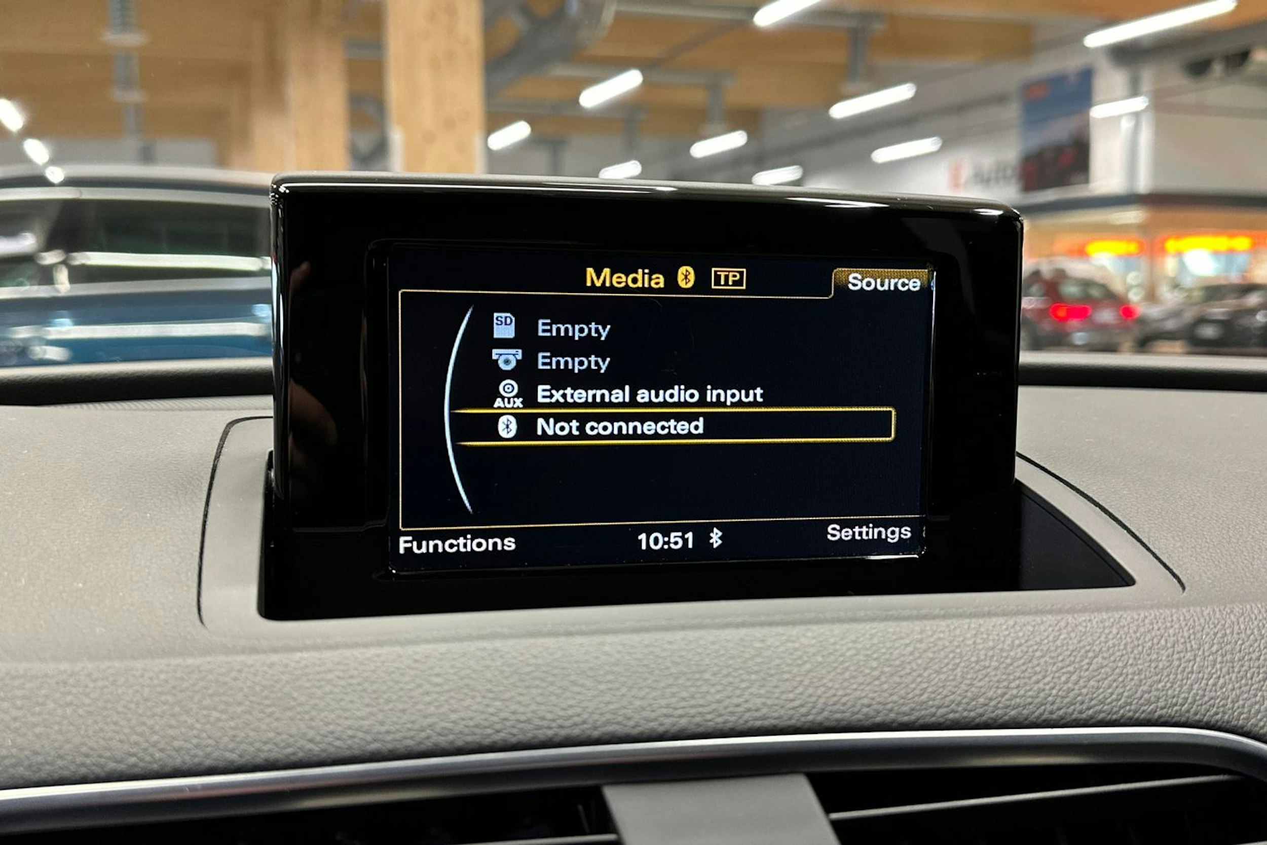 met. sininen Audi Q3 2017 kuva 21.