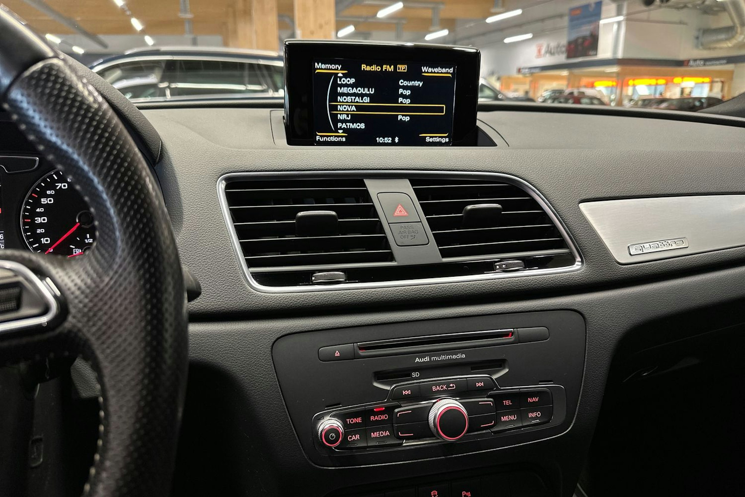 met. sininen Audi Q3 2017 kuva 22.