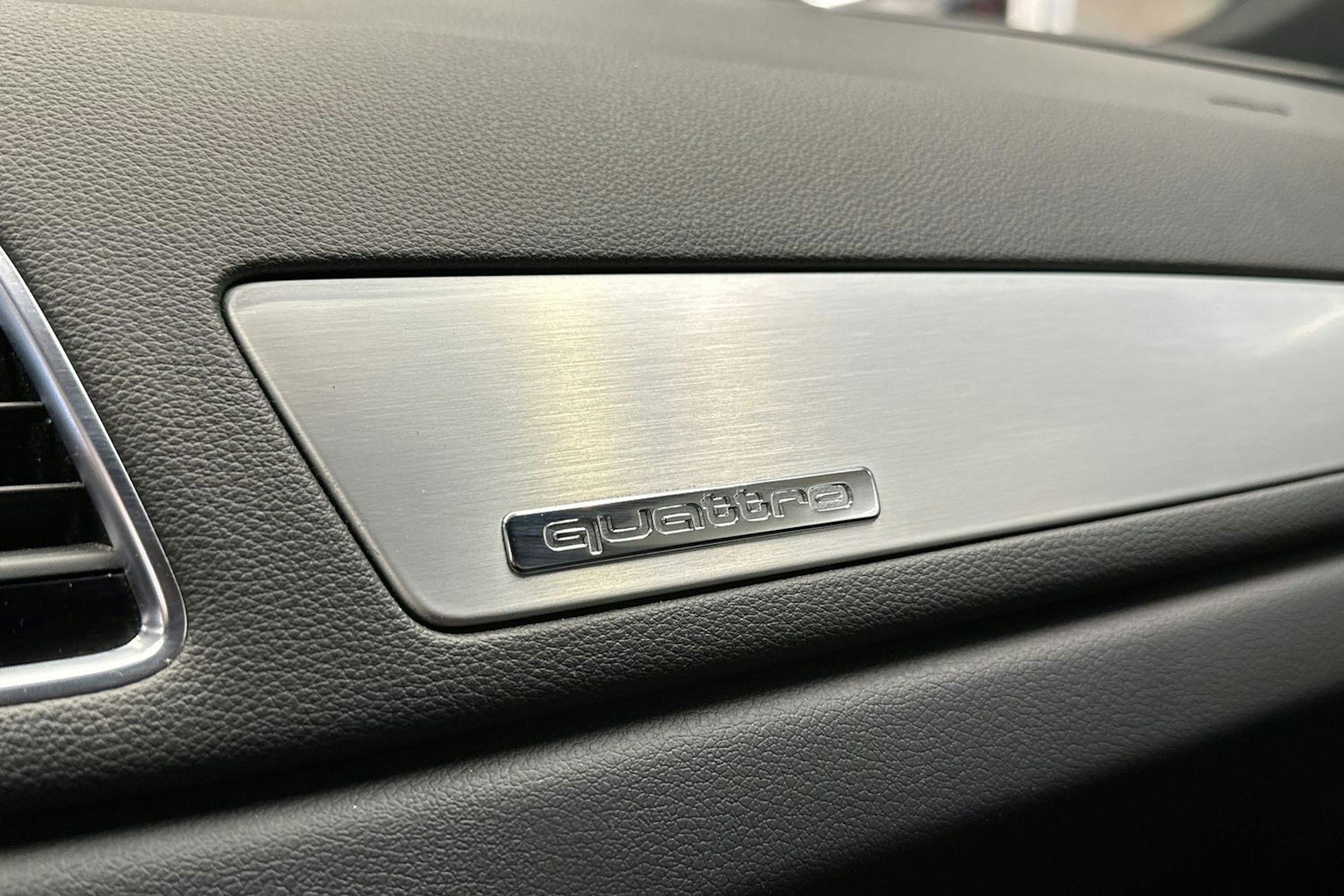 met. sininen Audi Q3 2017 kuva 24.