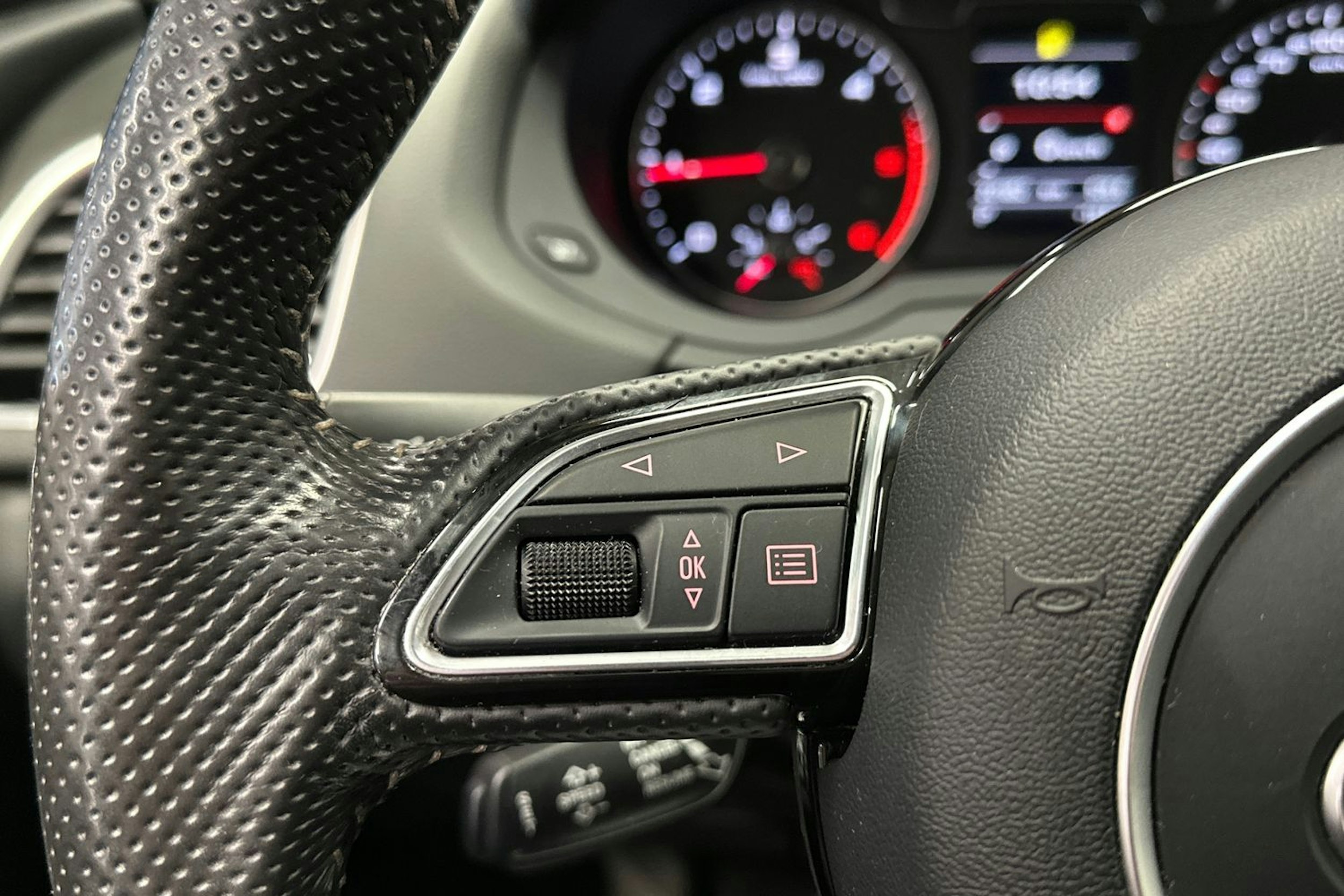met. sininen Audi Q3 2017 kuva 29.