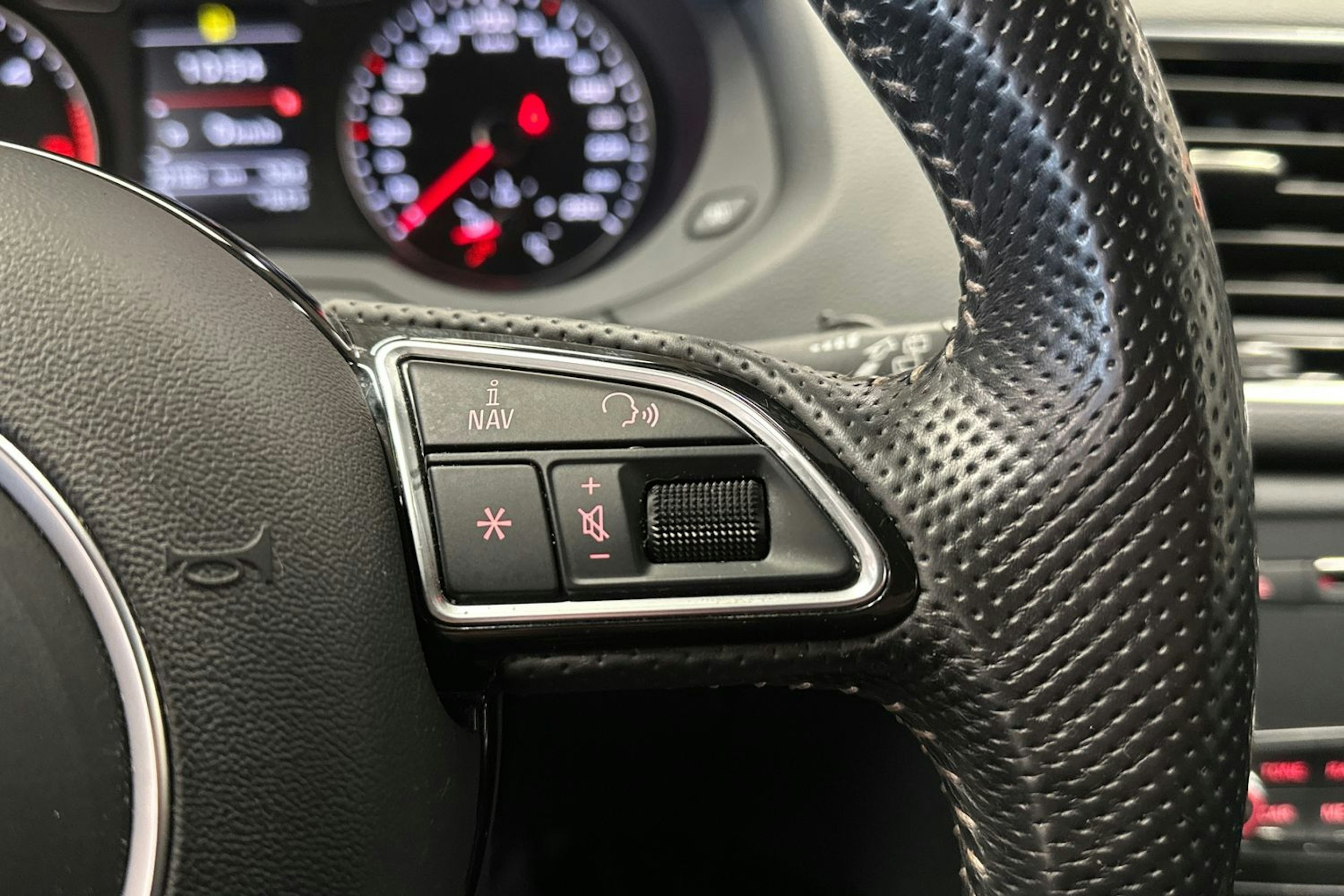 met. sininen Audi Q3 2017 kuva 30.