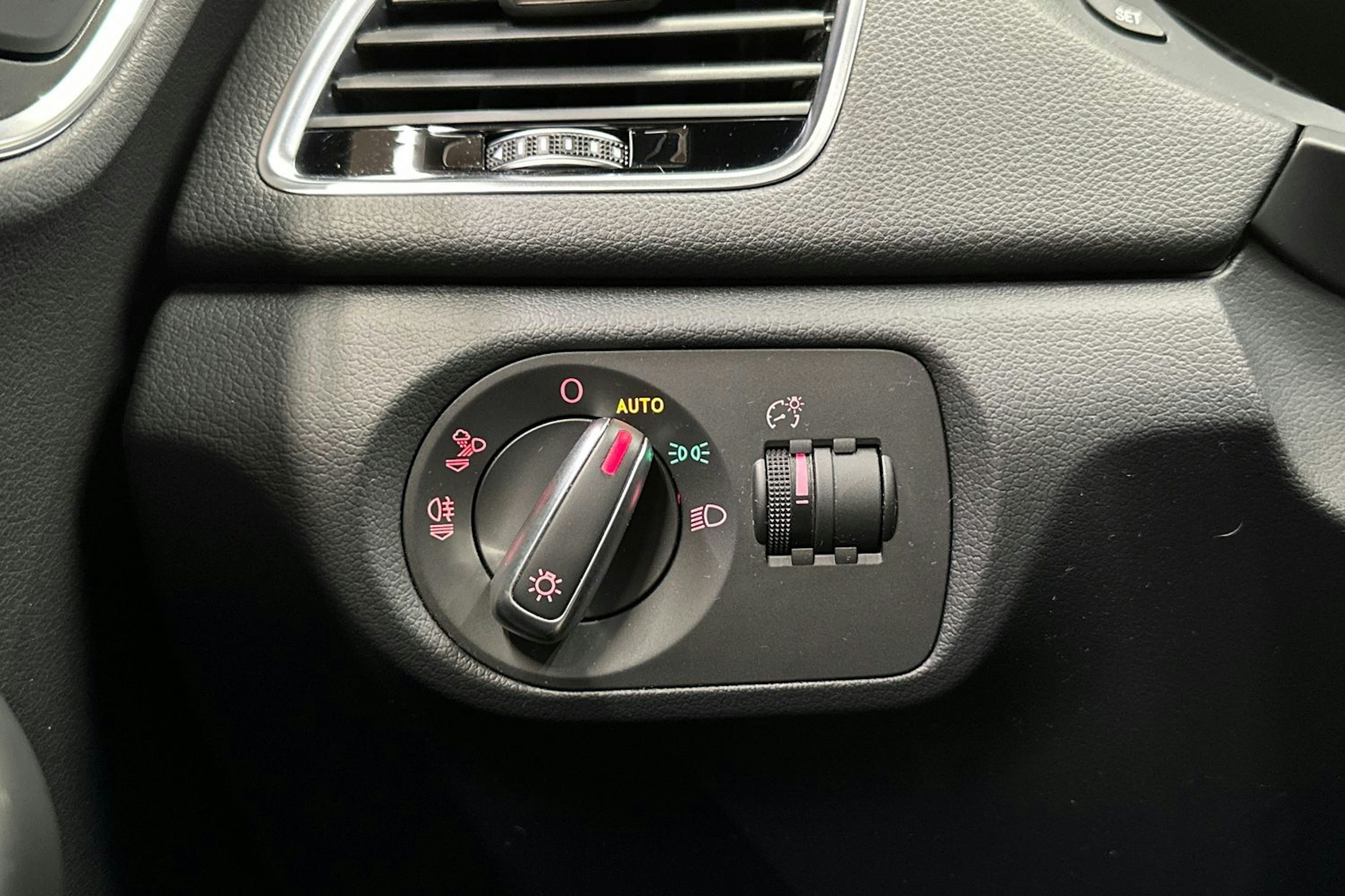 met. sininen Audi Q3 2017 kuva 31.