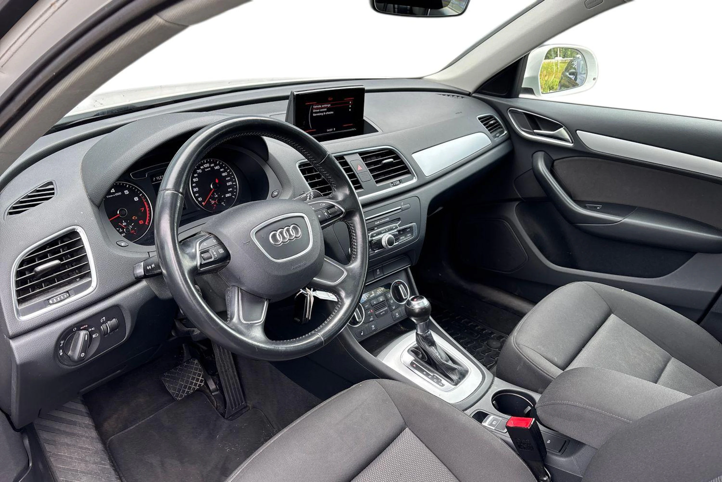 valkoinen Audi Q3 2017 kuva 3.
