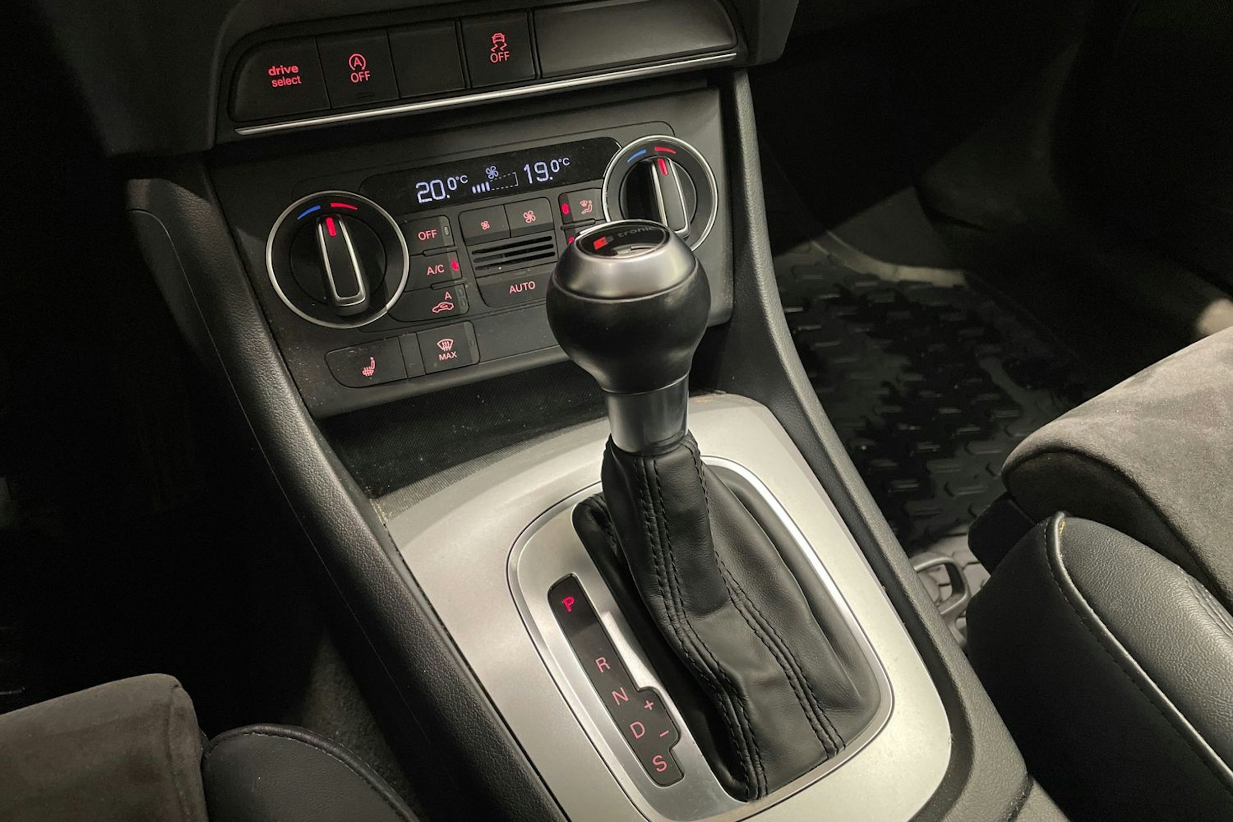 hopea Audi Q3 2017 kuva 18.