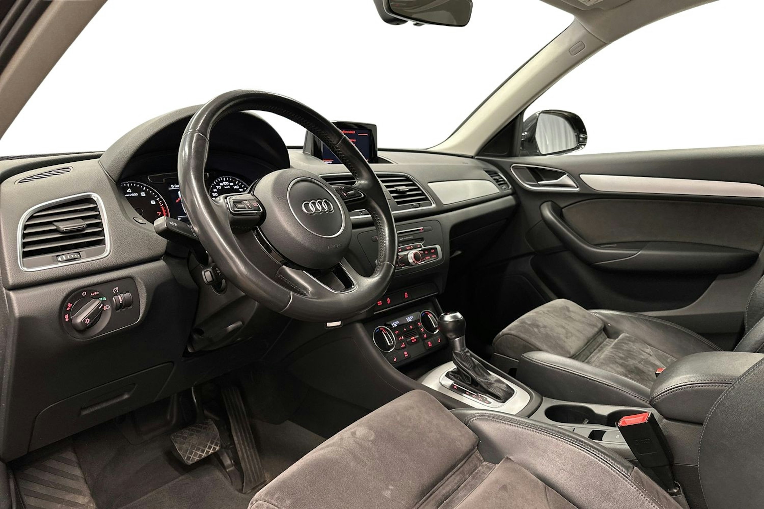 musta Audi Q3 2017 kuva 7.