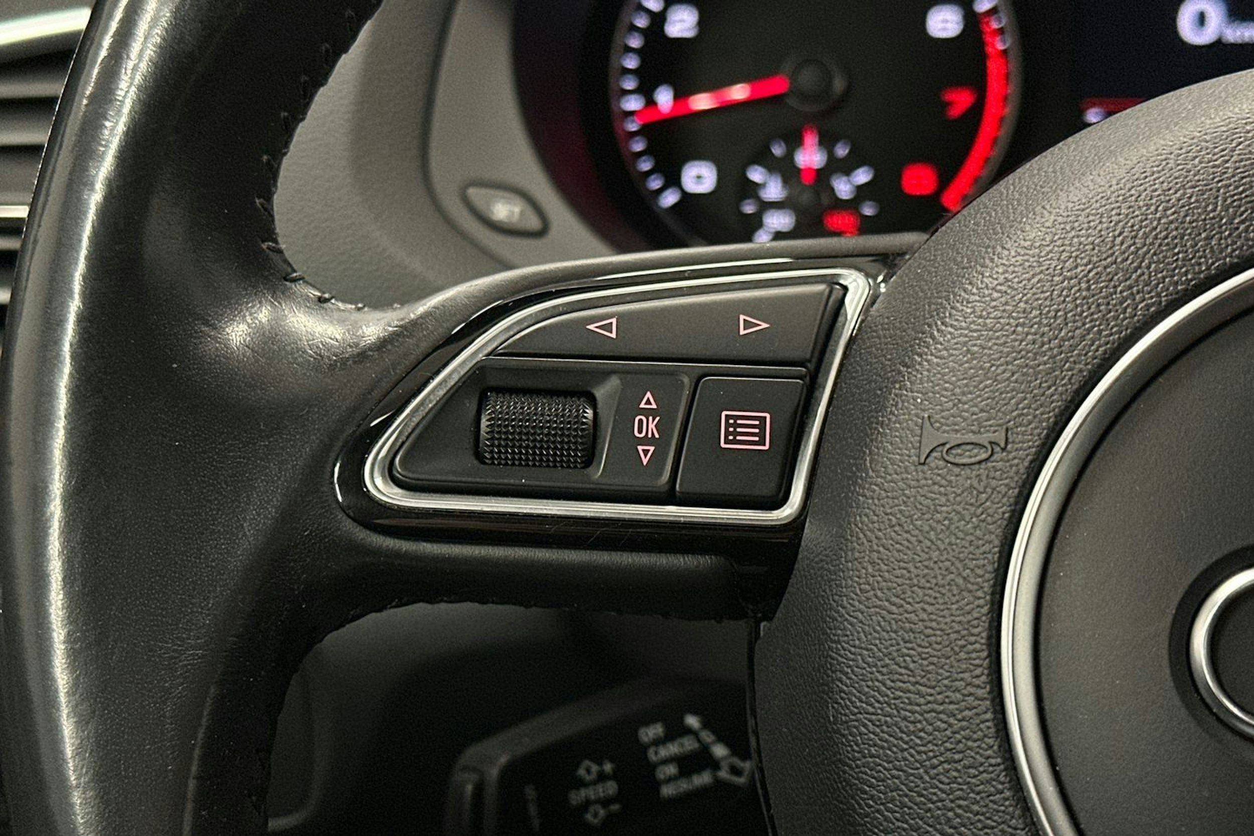 musta Audi Q3 2017 kuva 16.