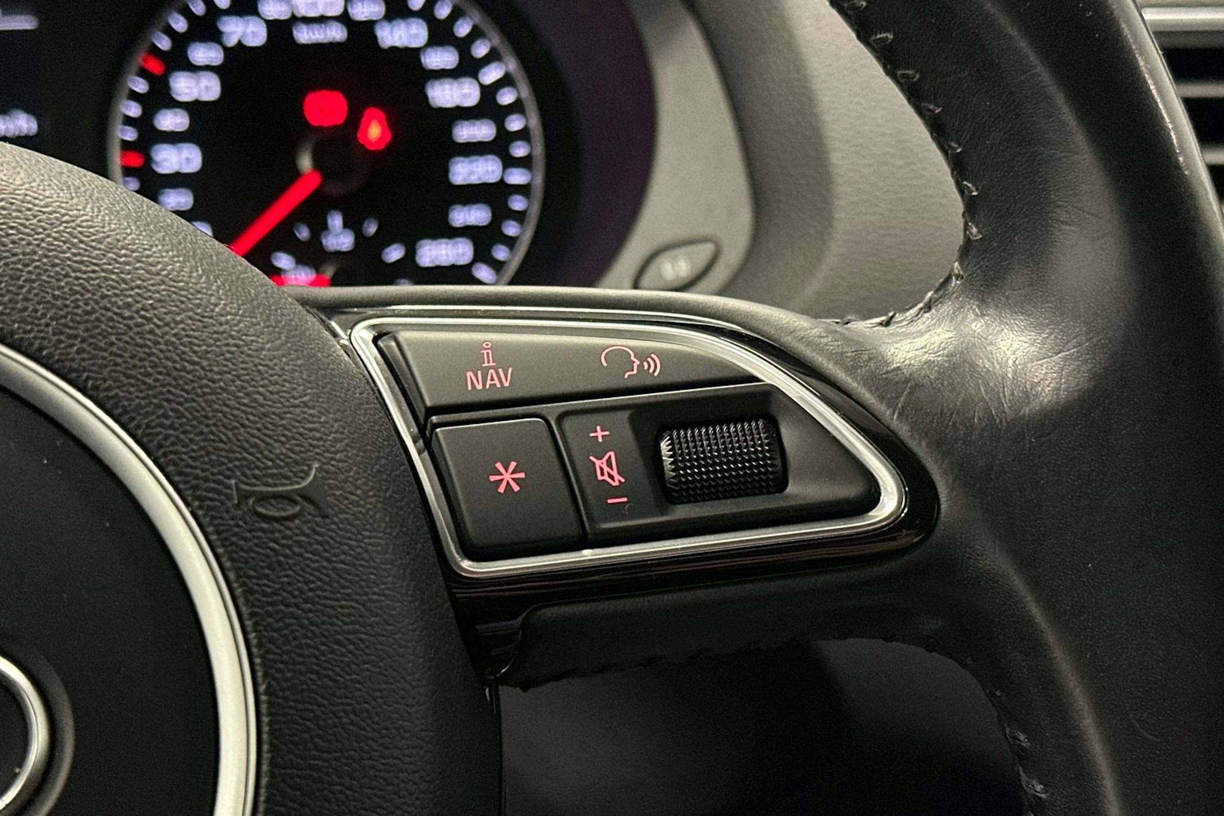 musta Audi Q3 2017 kuva 17.