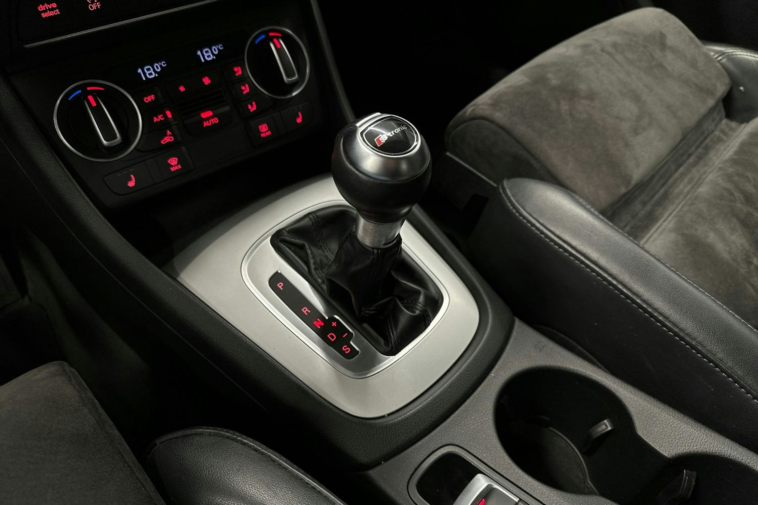 musta Audi Q3 2017 kuva 24.