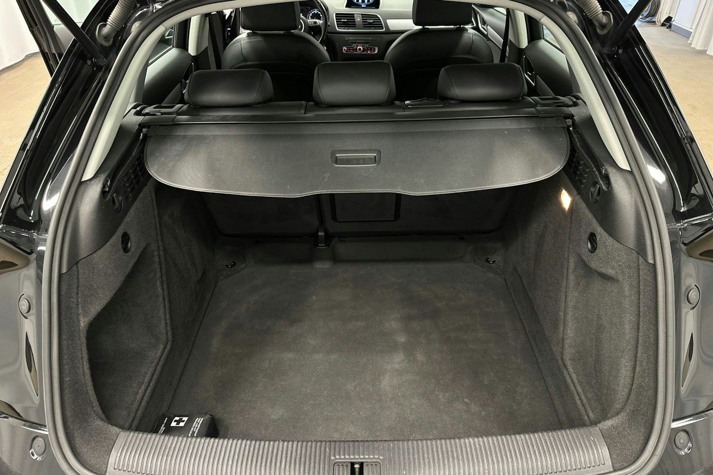 musta Audi Q3 2017 kuva 25.