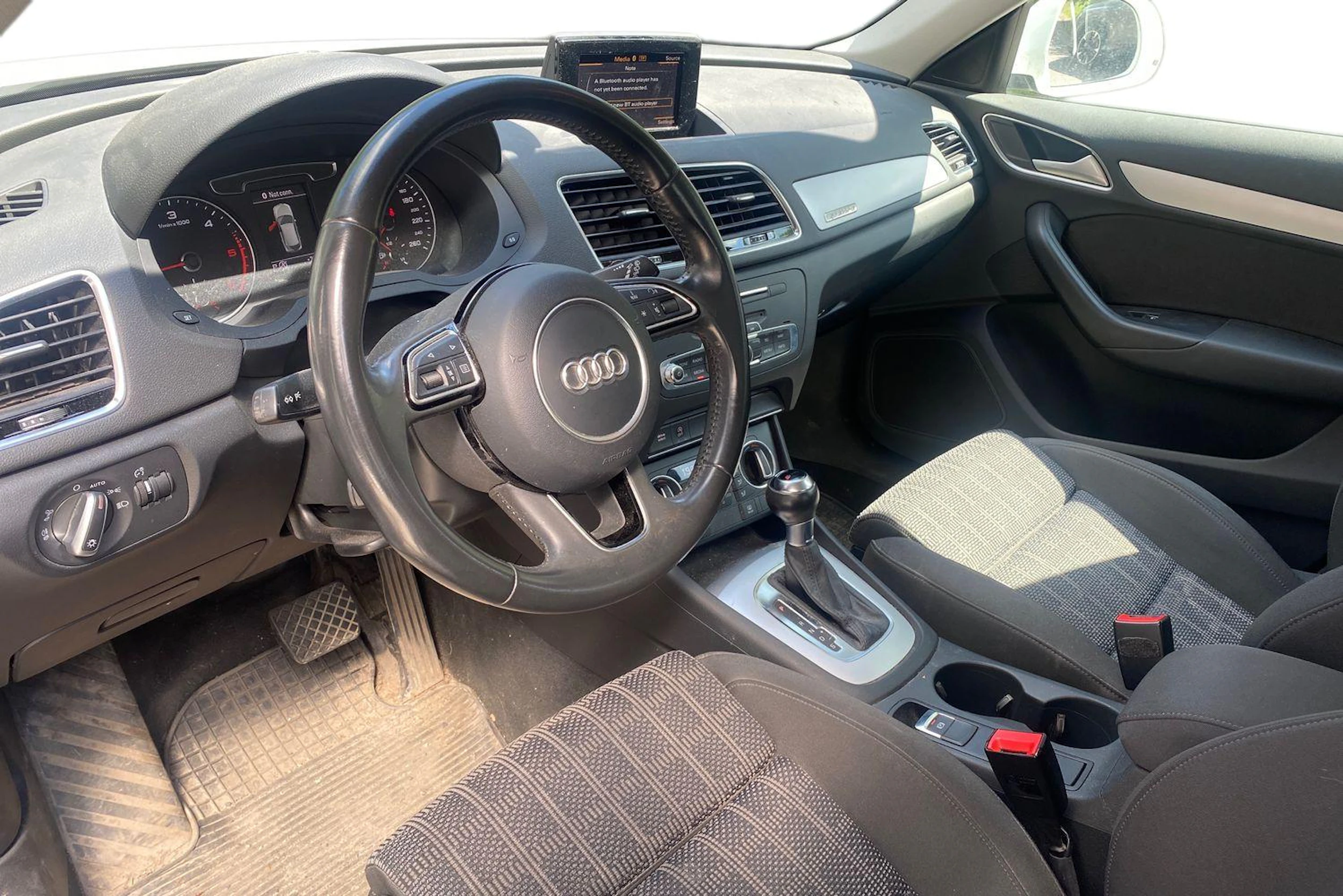 Valkoinen Audi Q3 2017 kuva 3.
