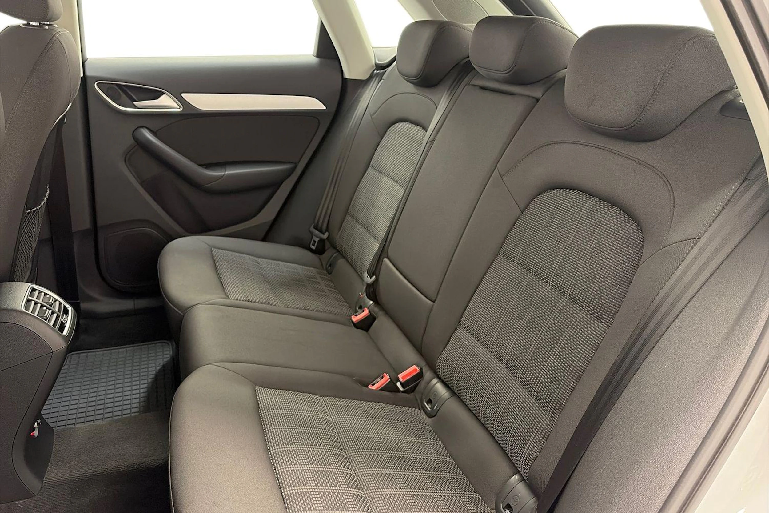 Valkoinen Audi Q3 2017 kuva 8.