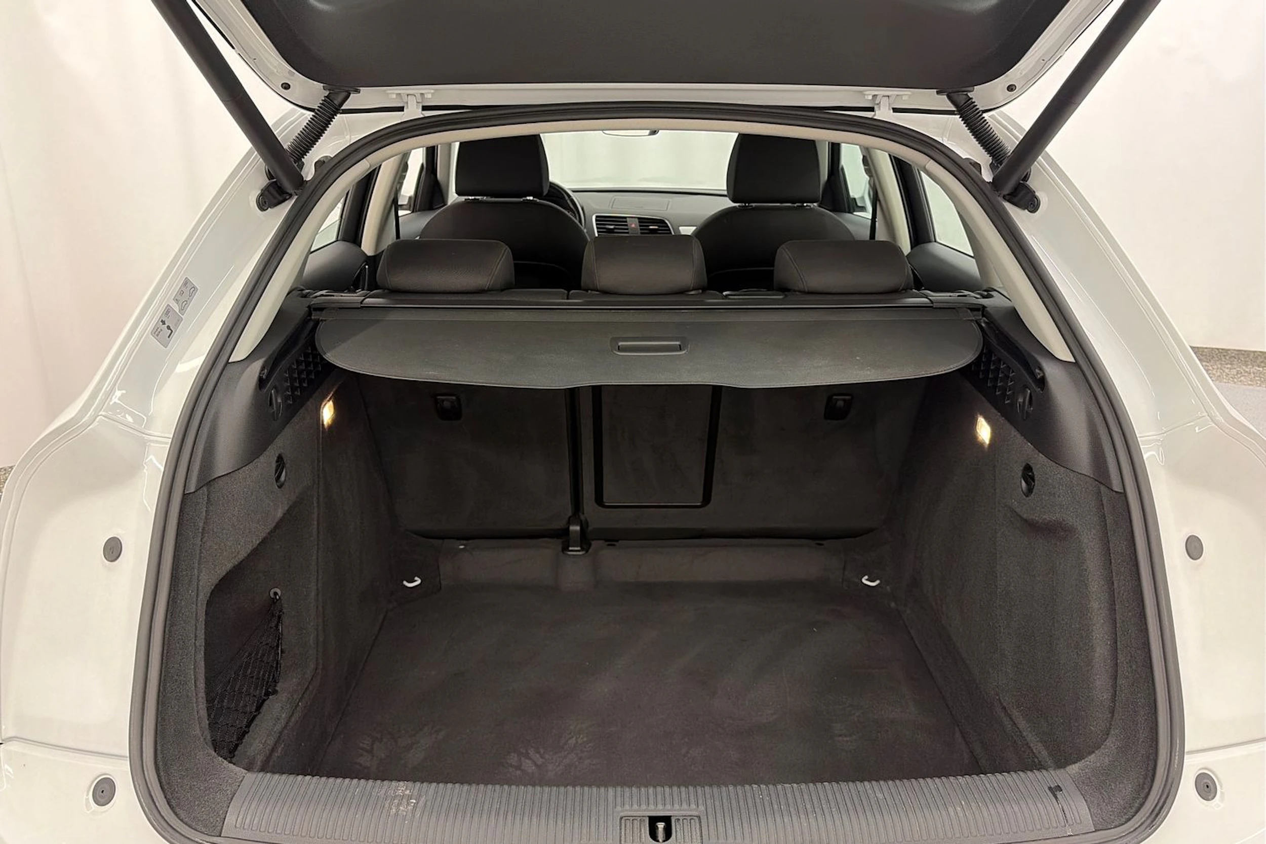 Valkoinen Audi Q3 2017 kuva 11.