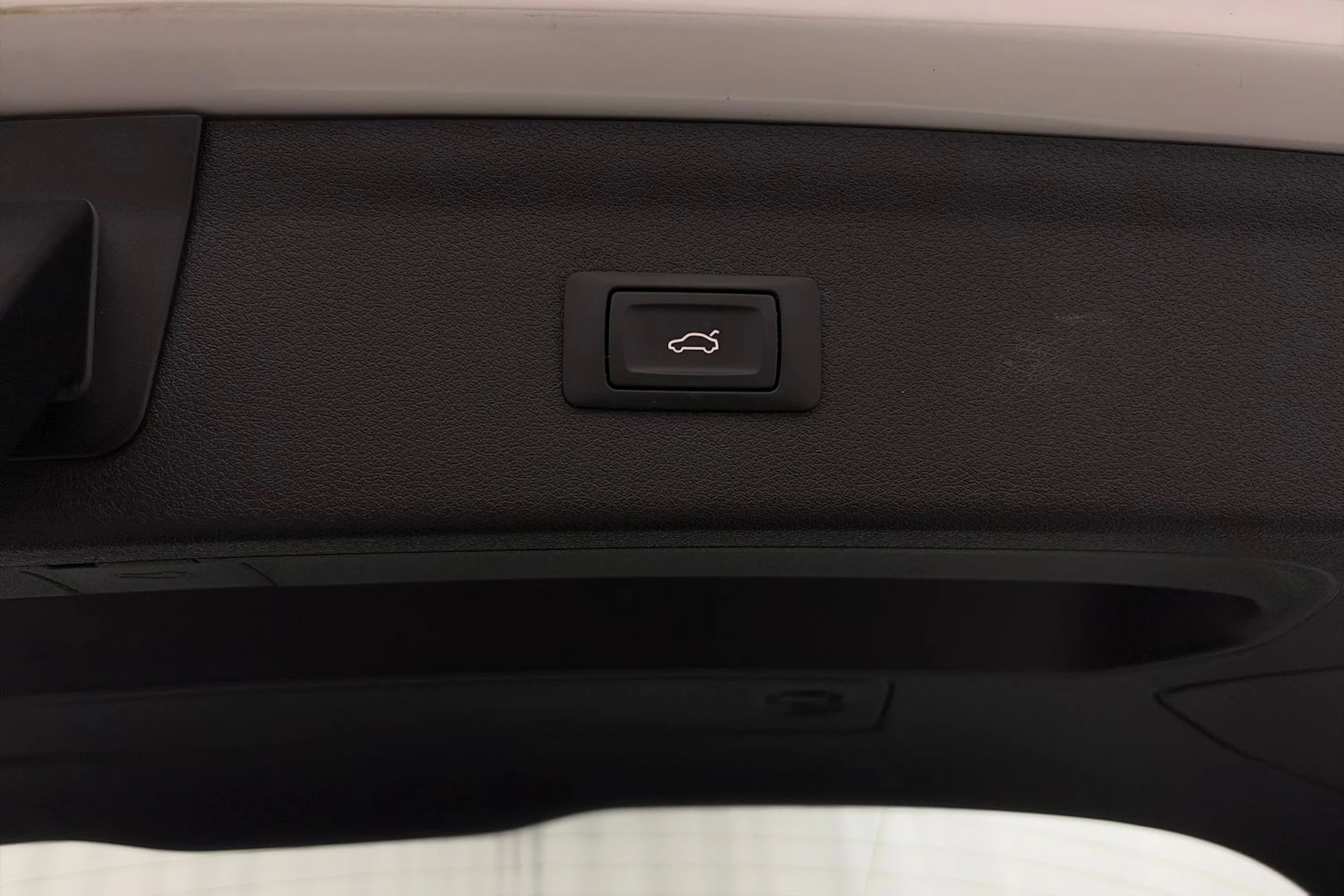 Valkoinen Audi Q3 2017 kuva 12.