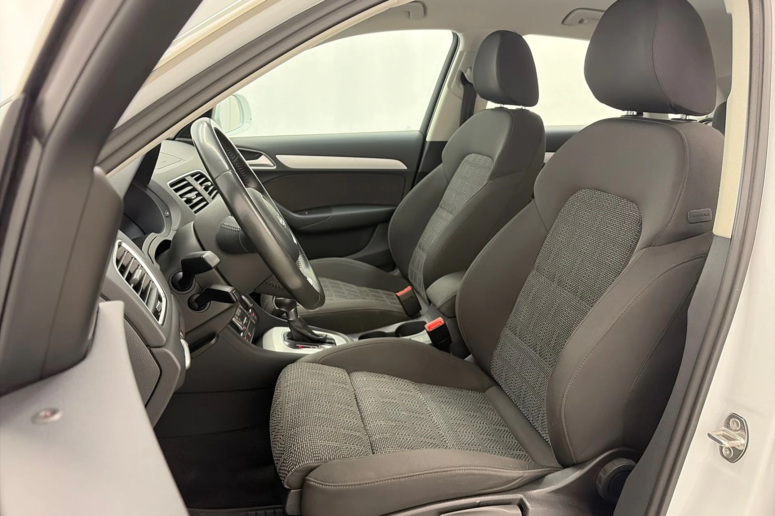 Valkoinen Audi Q3 2017 kuva 13.