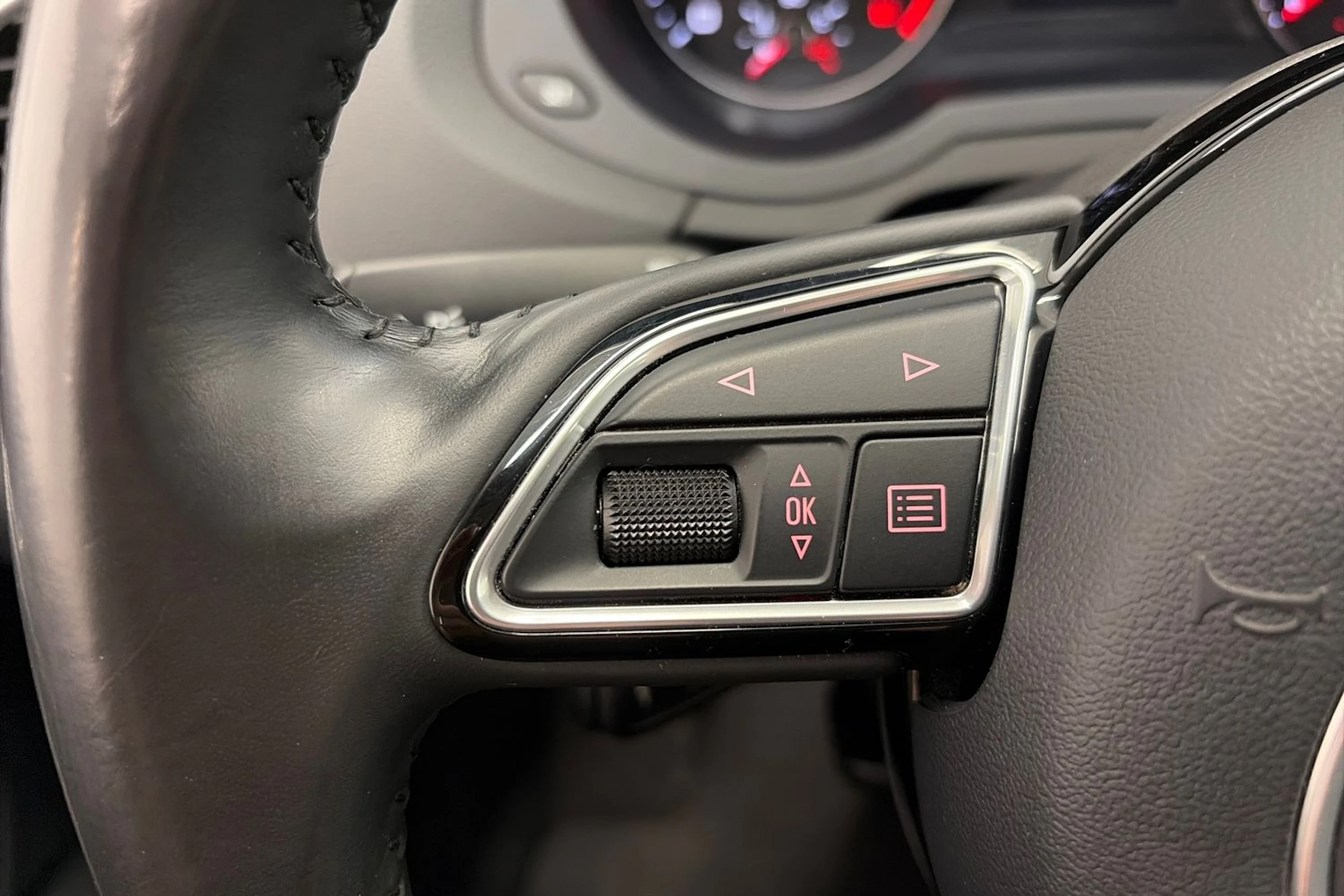 Valkoinen Audi Q3 2017 kuva 15.