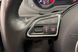 Valkoinen Audi Q3 2017 kuva 15.