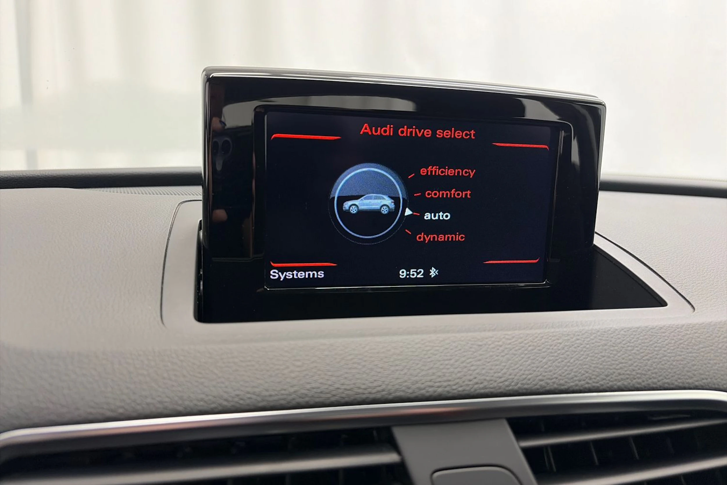 Valkoinen Audi Q3 2017 kuva 21.