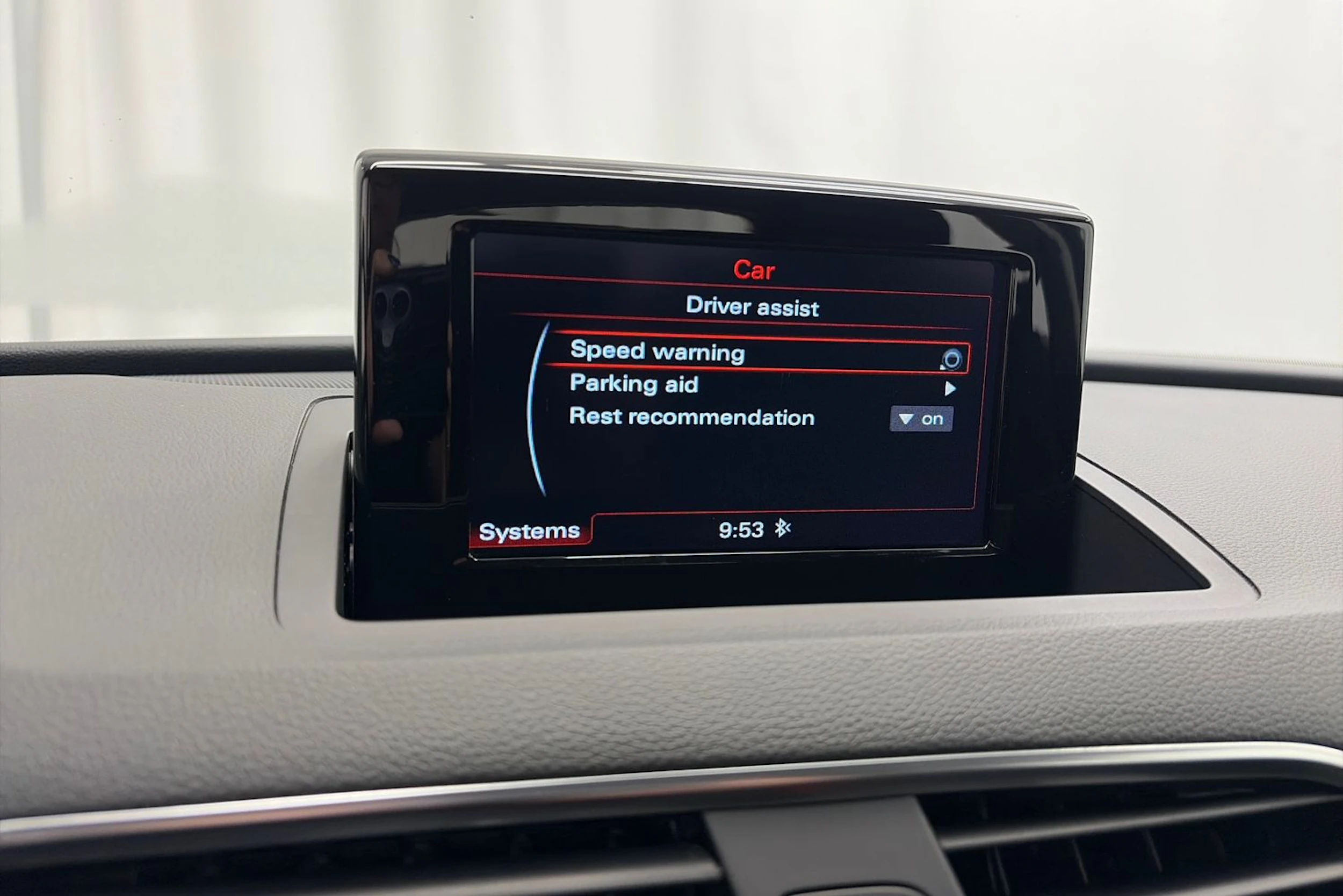 Valkoinen Audi Q3 2017 kuva 22.