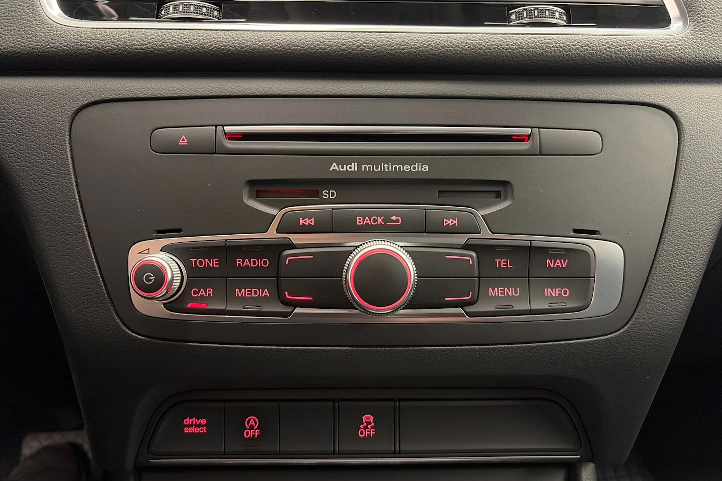 Valkoinen Audi Q3 2017 kuva 23.