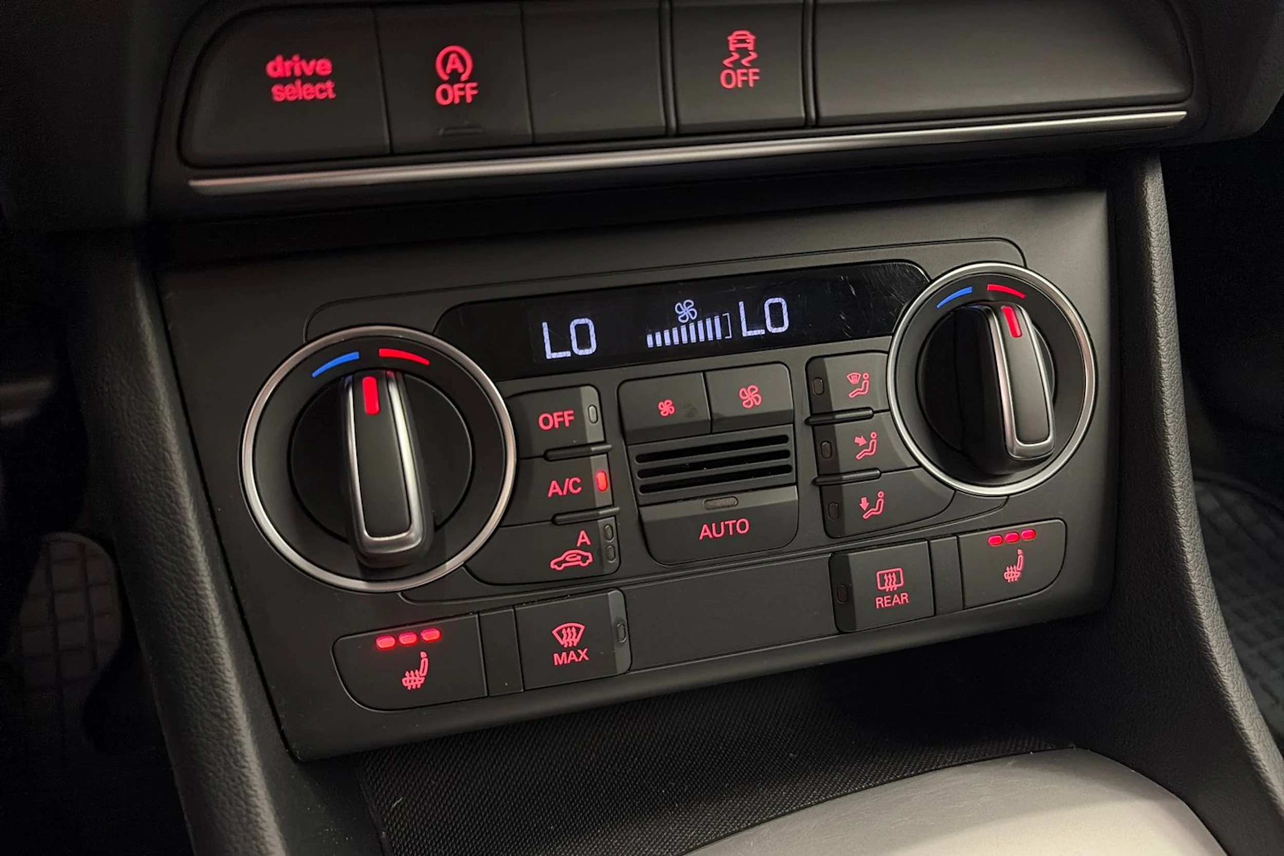 Valkoinen Audi Q3 2017 kuva 24.