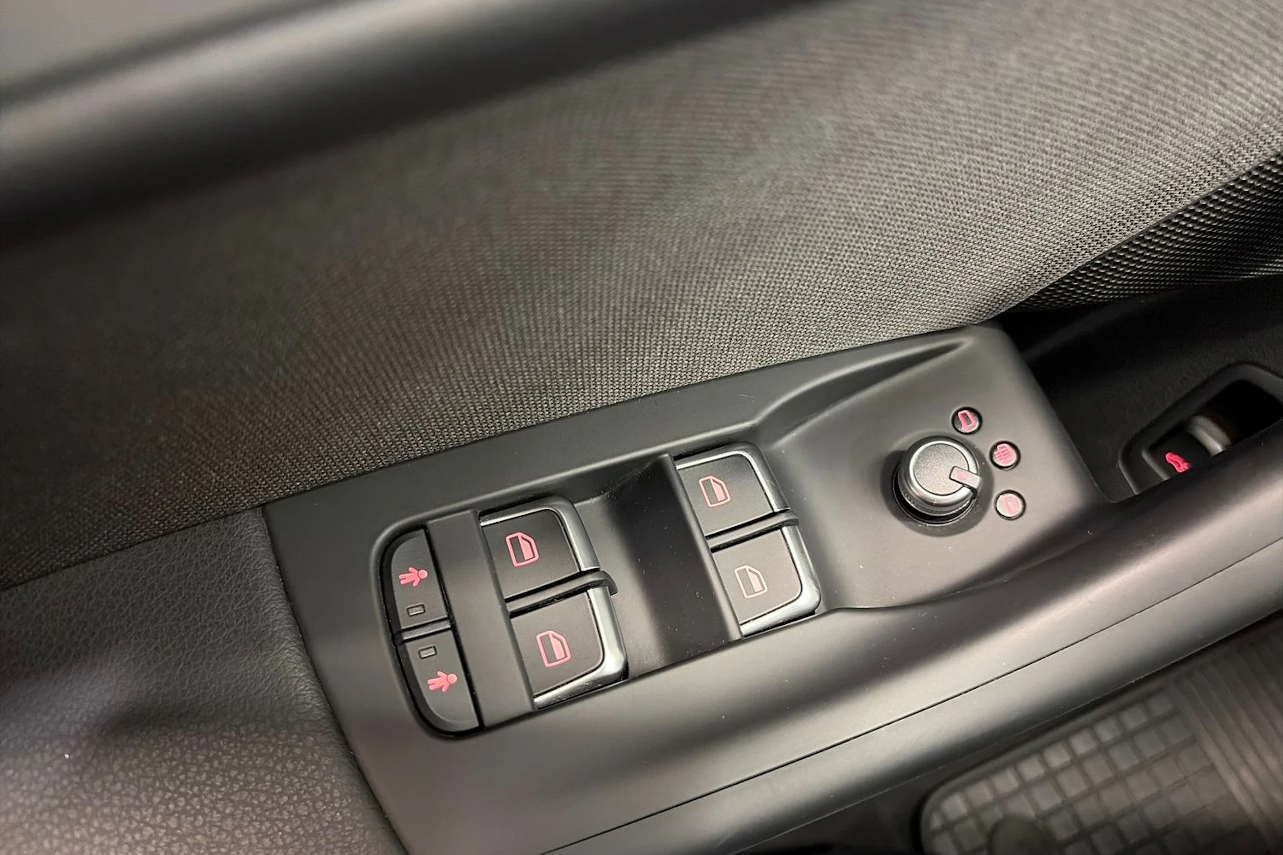 Valkoinen Audi Q3 2017 kuva 26.
