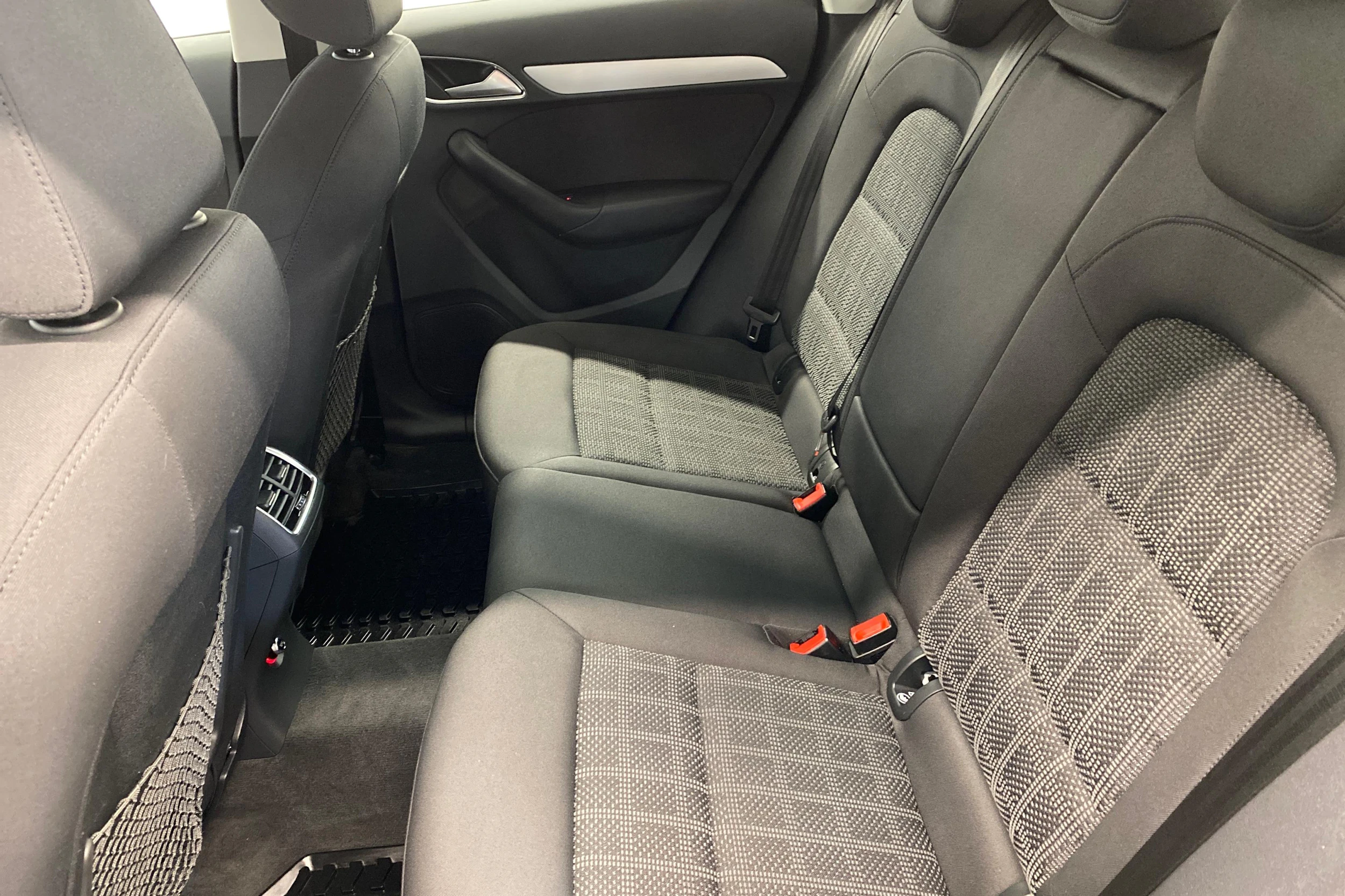 valkoinen Audi Q3 2018 kuva 11.