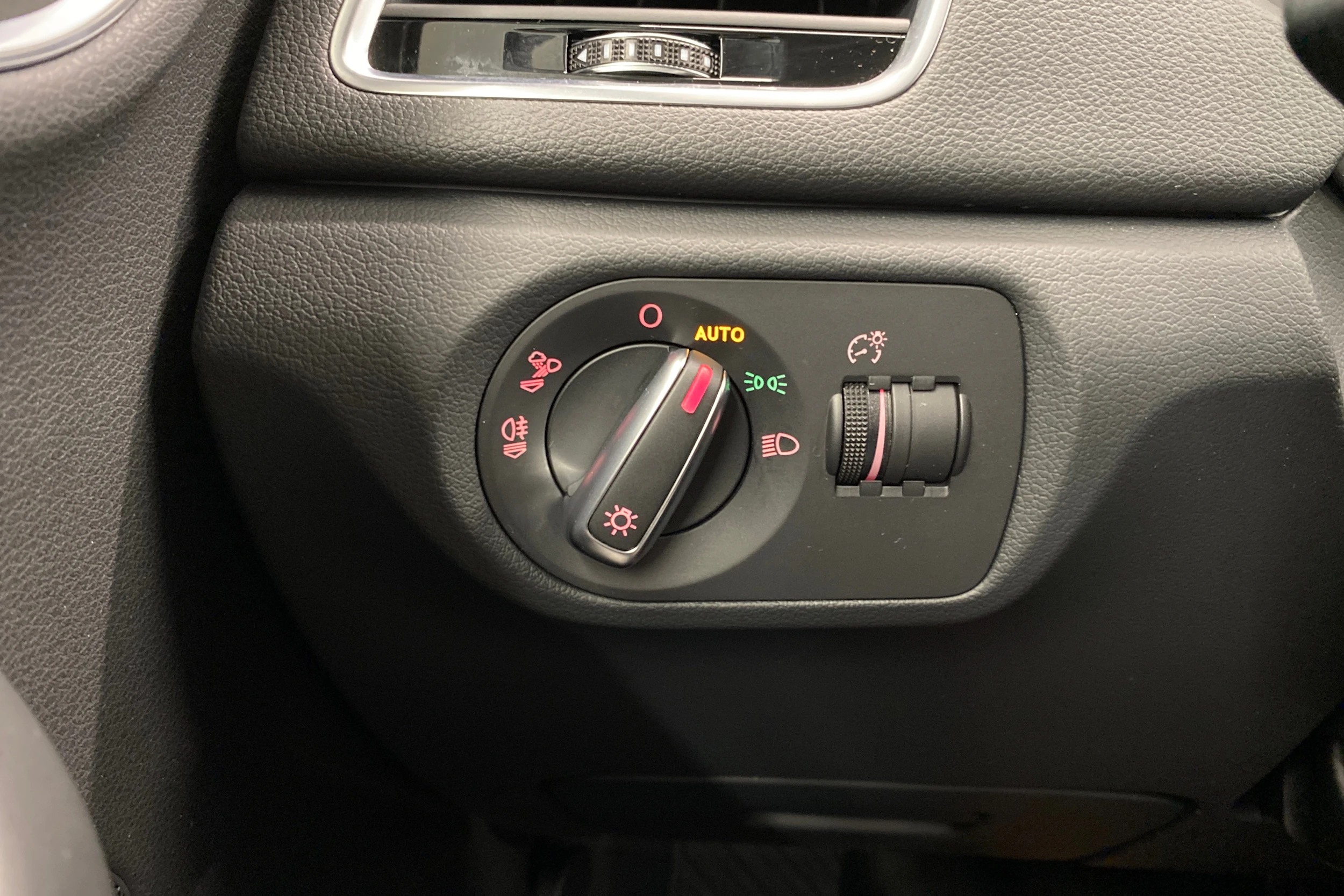 valkoinen Audi Q3 2018 kuva 20.