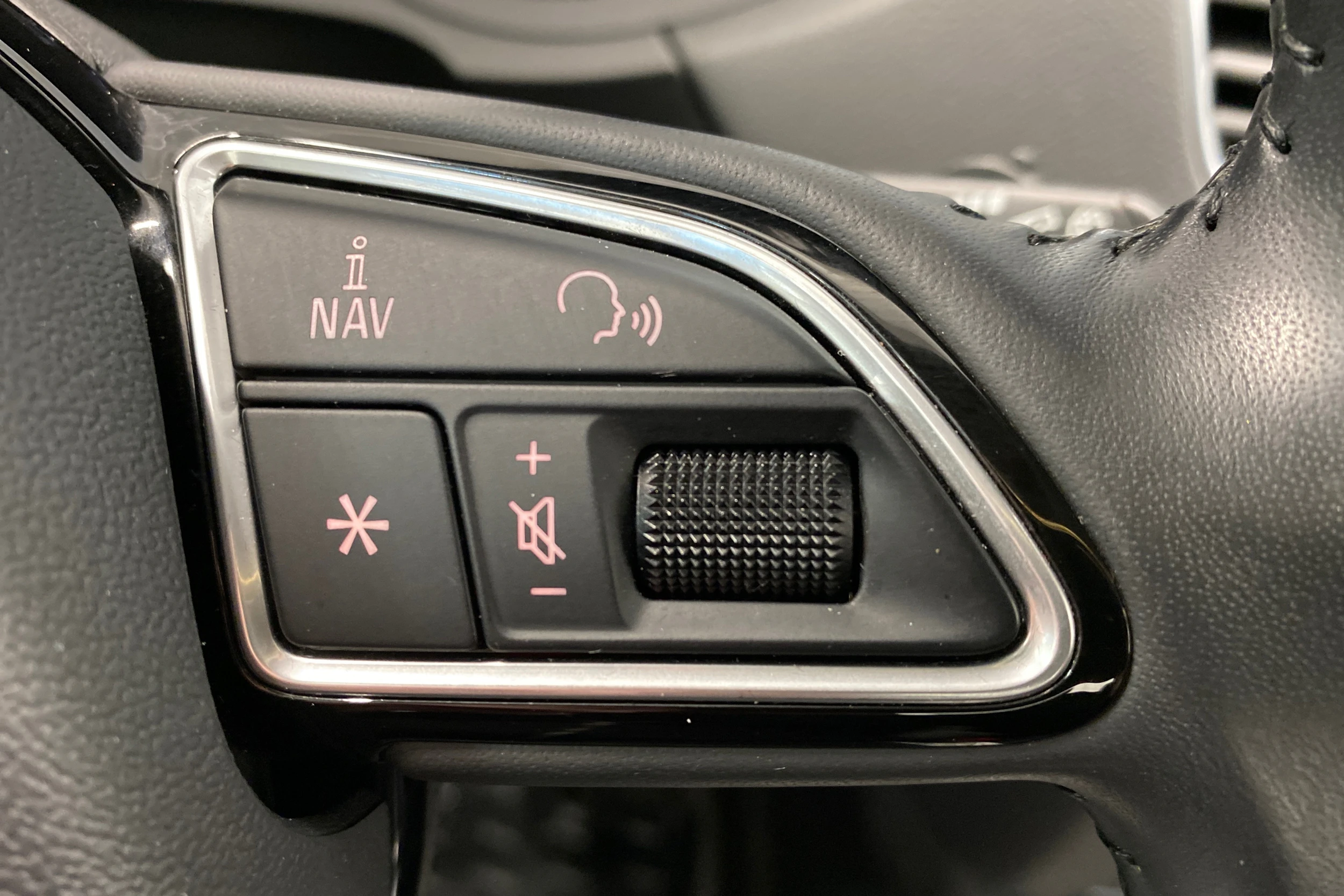 valkoinen Audi Q3 2018 kuva 23.