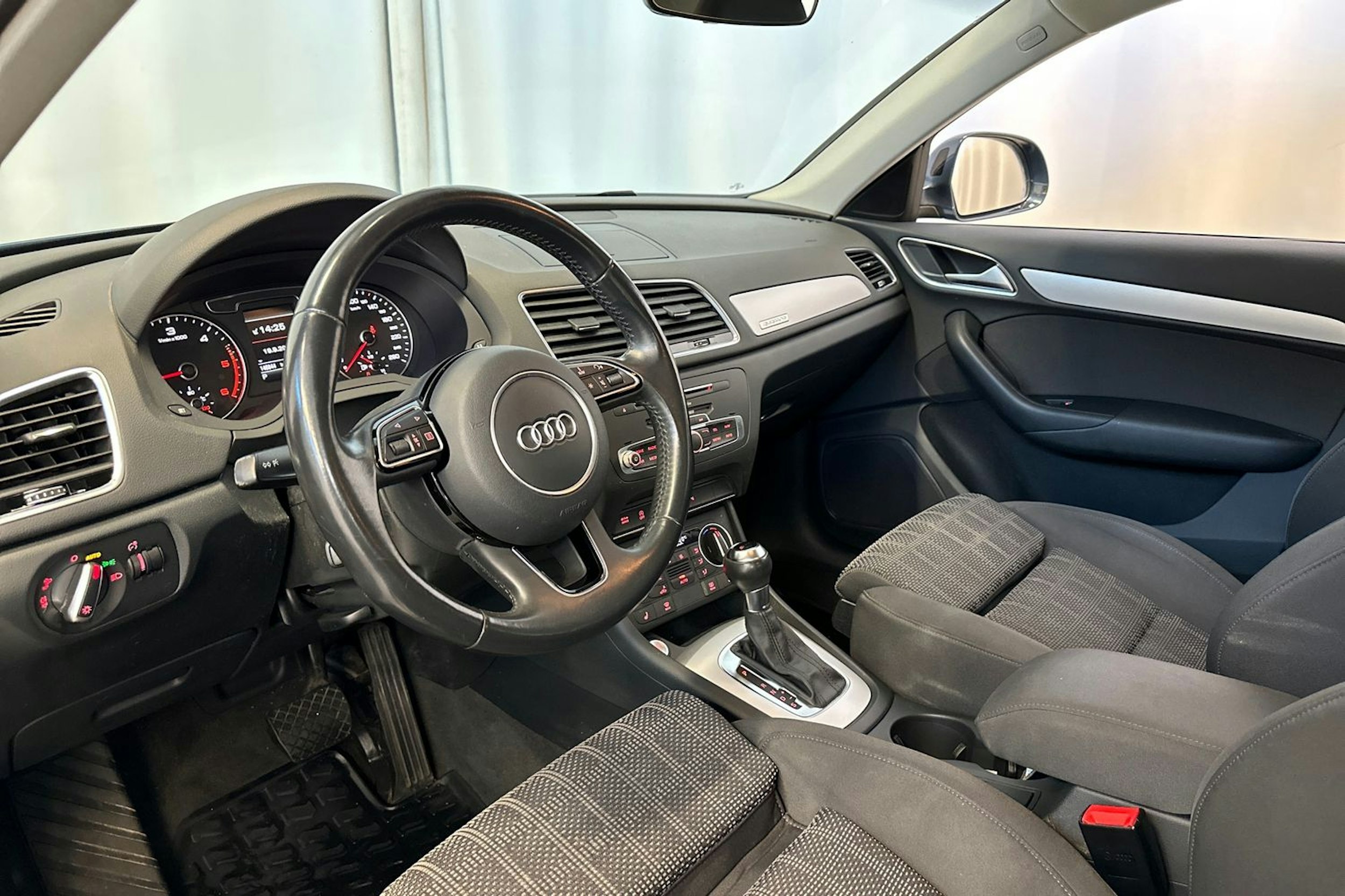 sininen Audi Q3 2018 kuva 13.