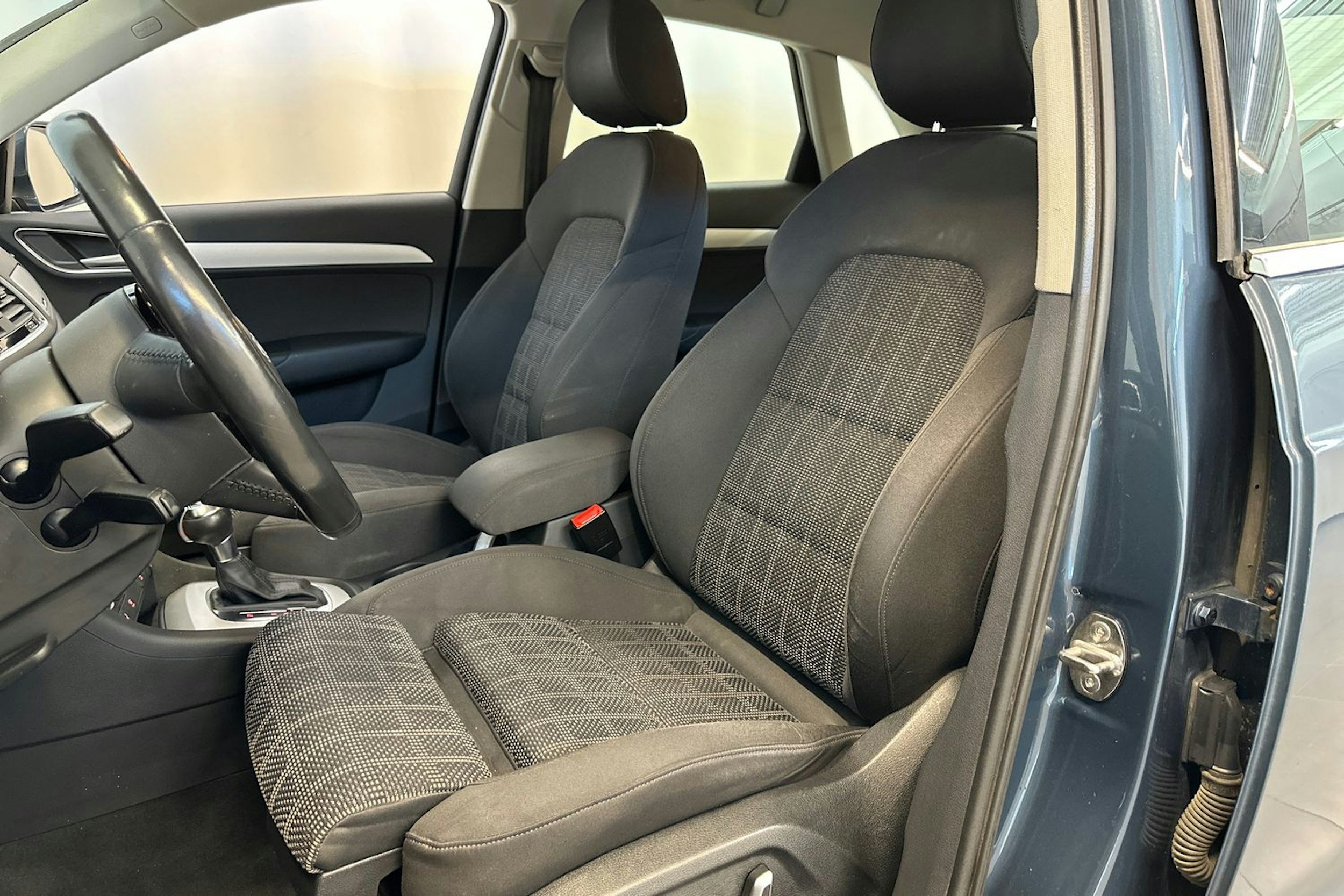 sininen Audi Q3 2018 kuva 14.