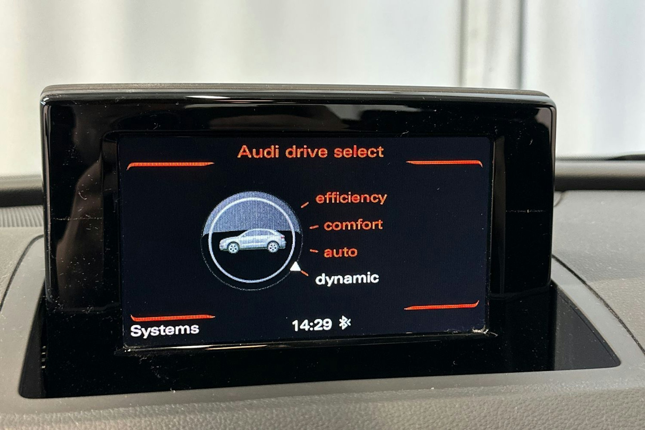 sininen Audi Q3 2018 kuva 34.