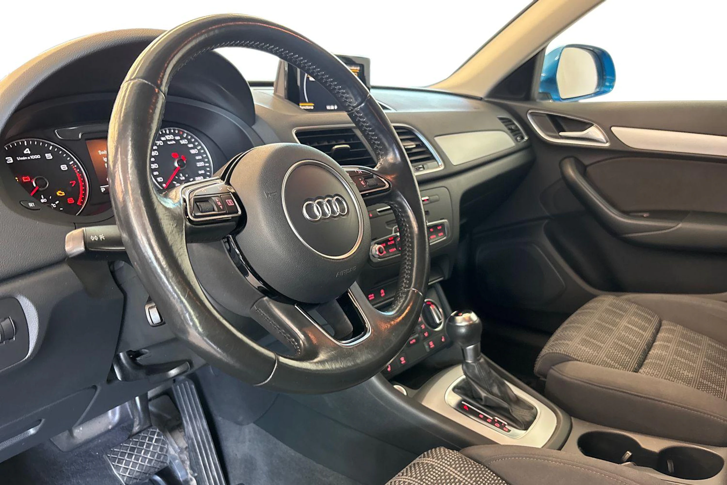 Sininen Audi Q3 2018 kuva 6.