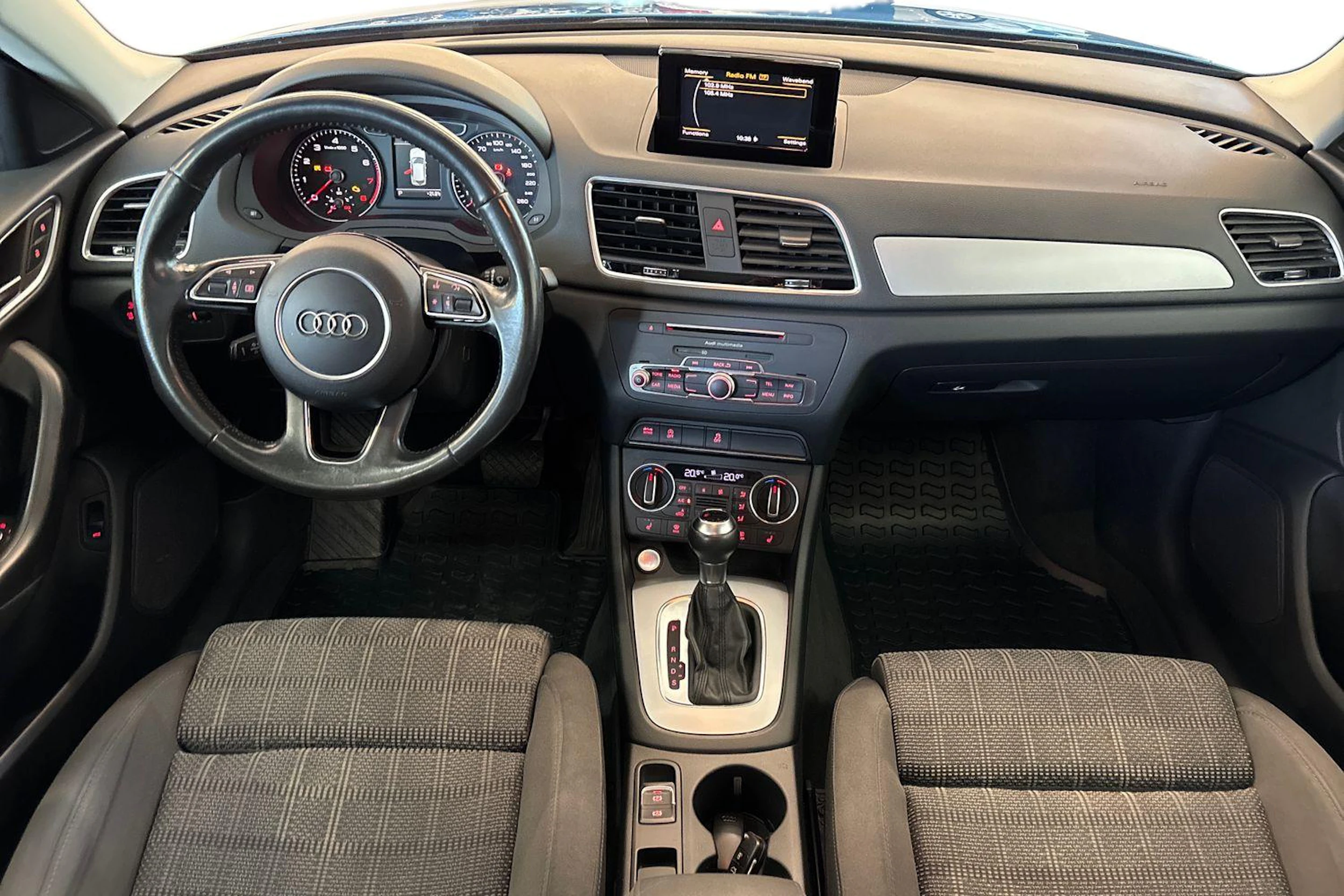 Sininen Audi Q3 2018 kuva 7.