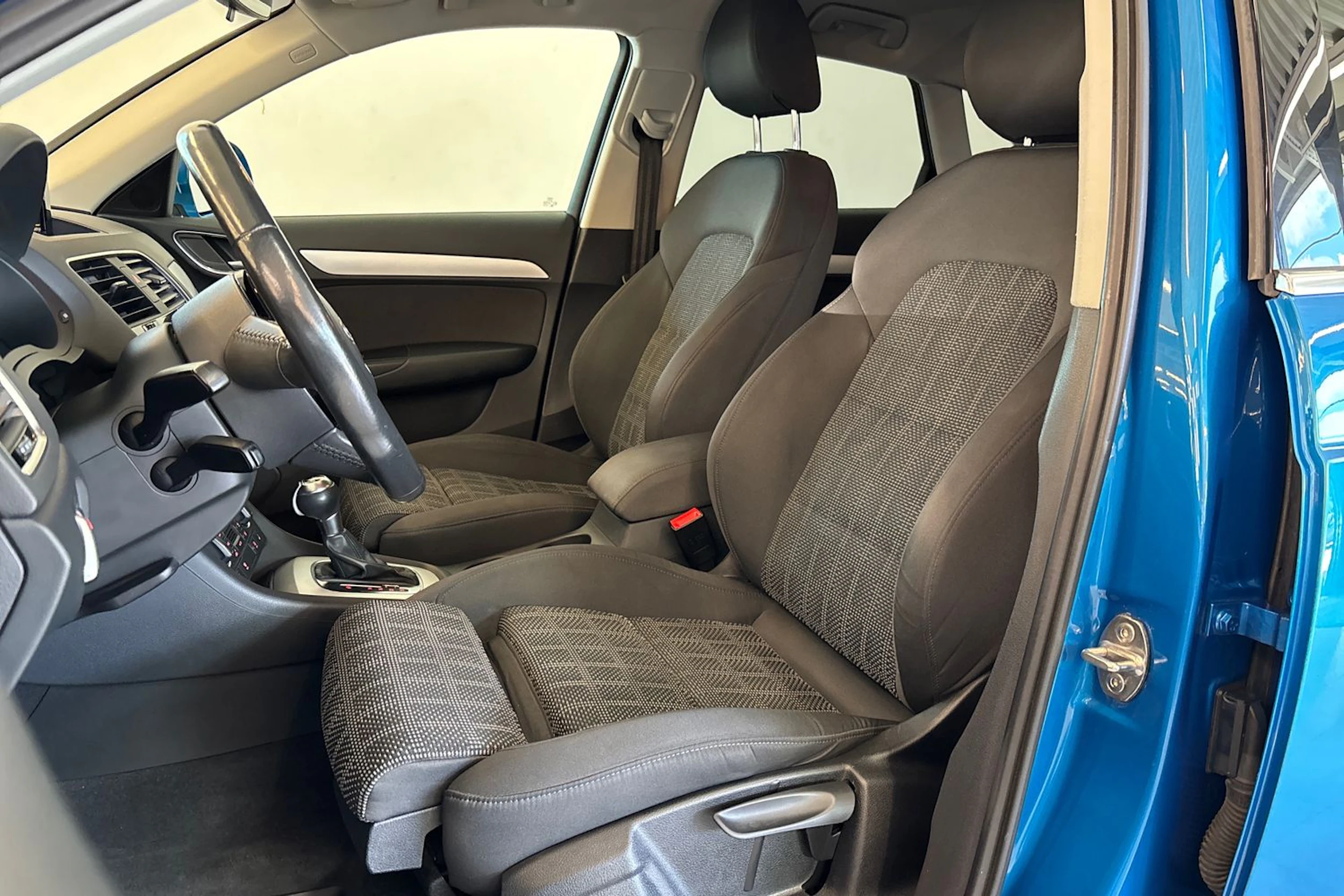 Sininen Audi Q3 2018 kuva 13.