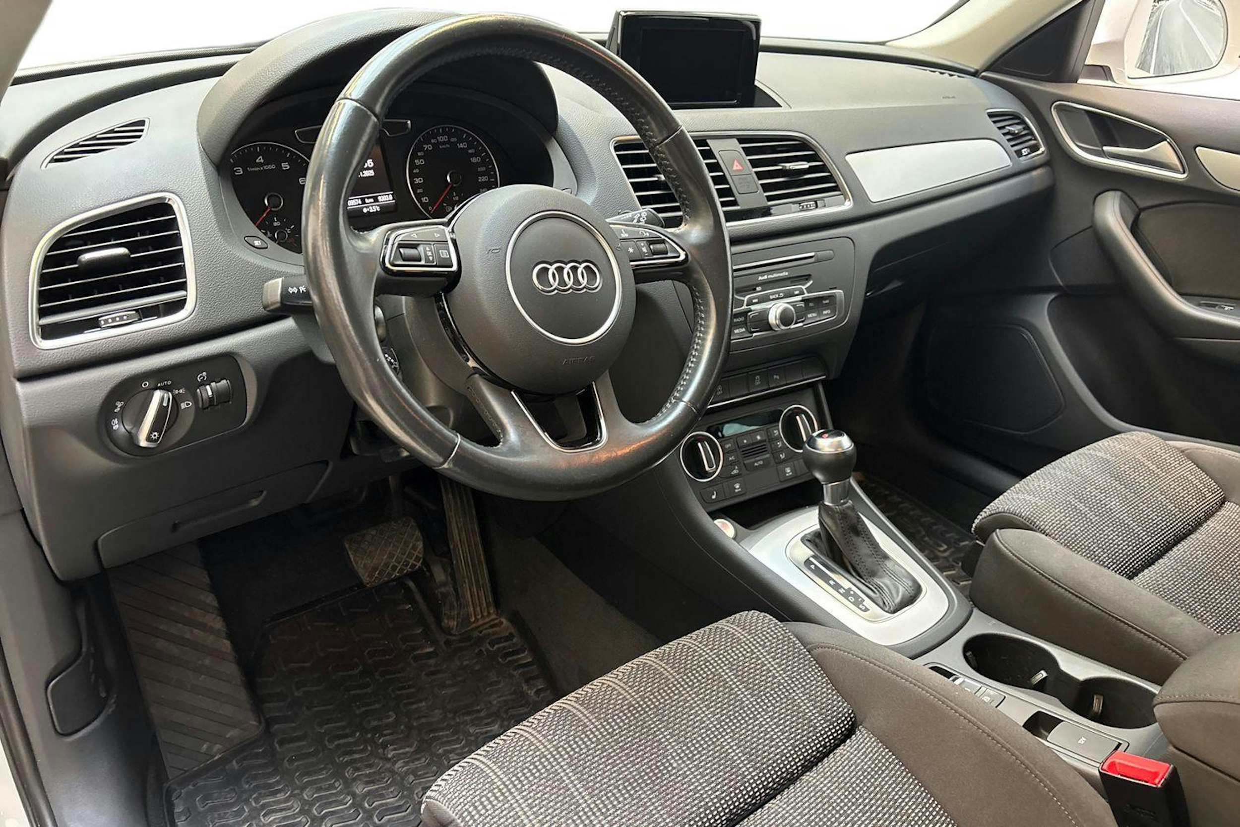 valkoinen Audi Q3 2018 kuva 7.