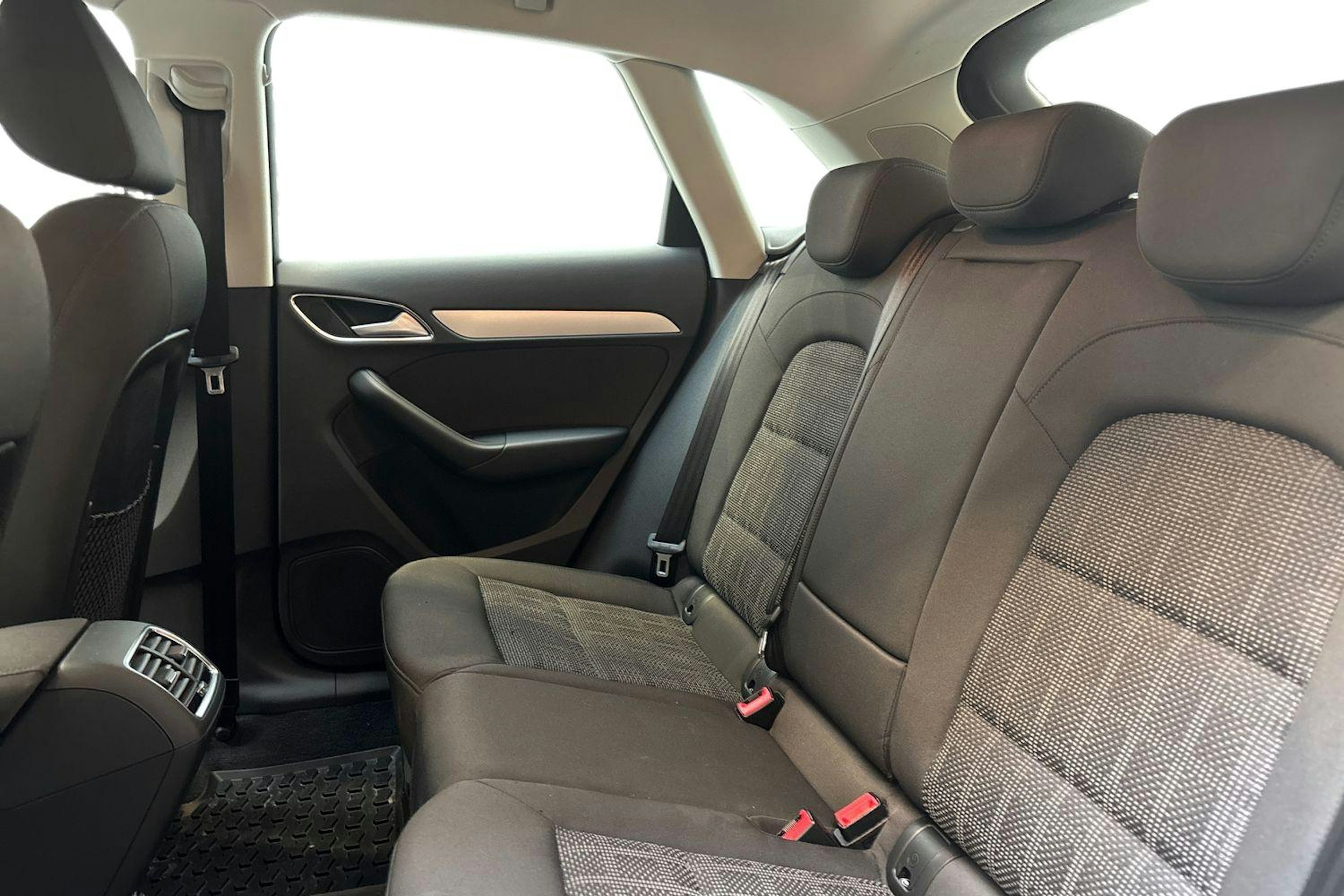 valkoinen Audi Q3 2018 kuva 10.