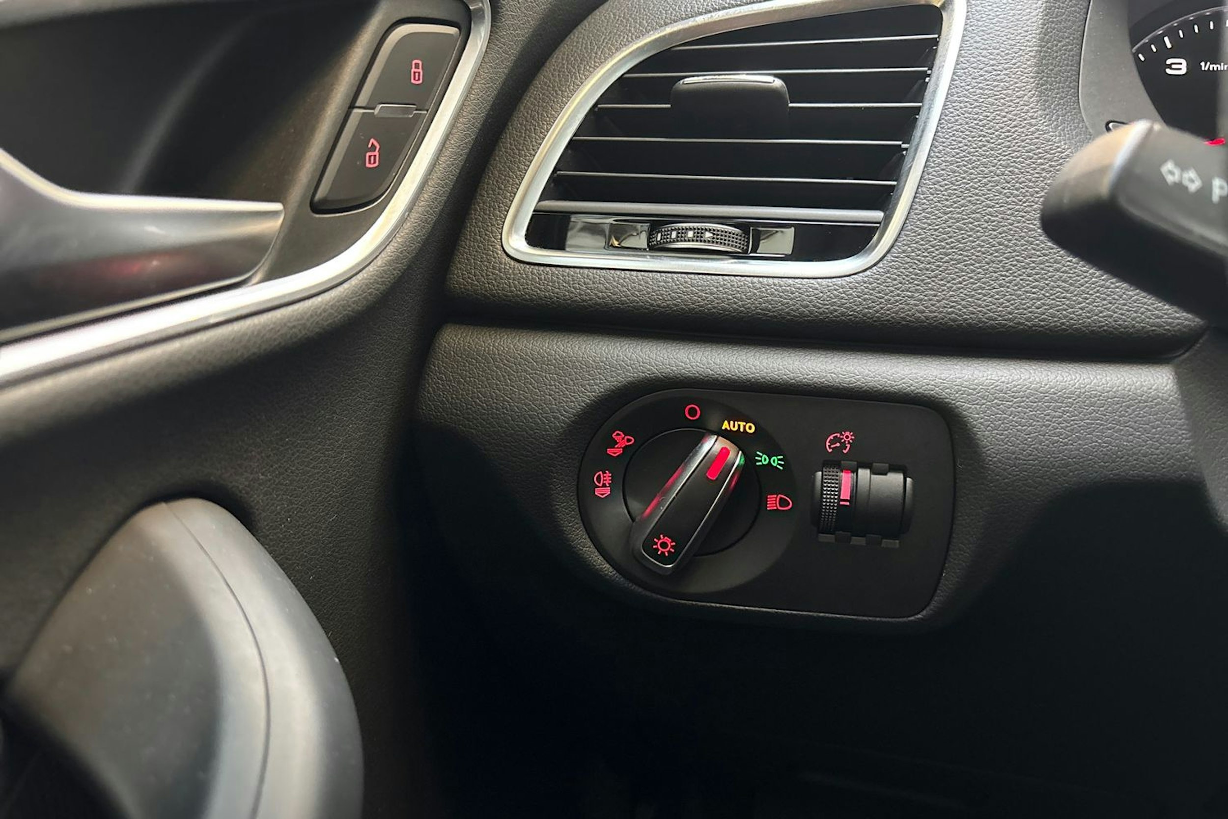 valkoinen Audi Q3 2018 kuva 17.