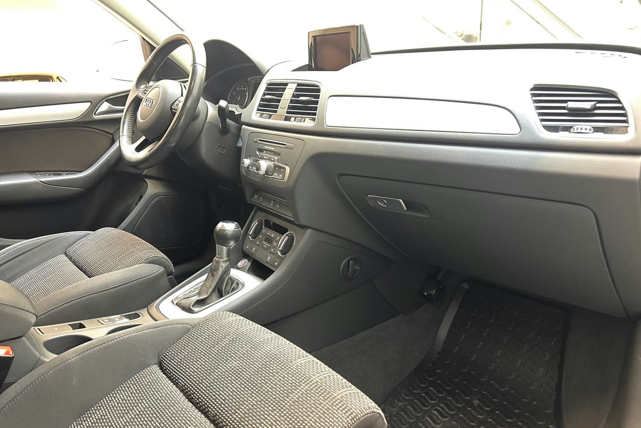 valkoinen Audi Q3 2018 kuva 25.