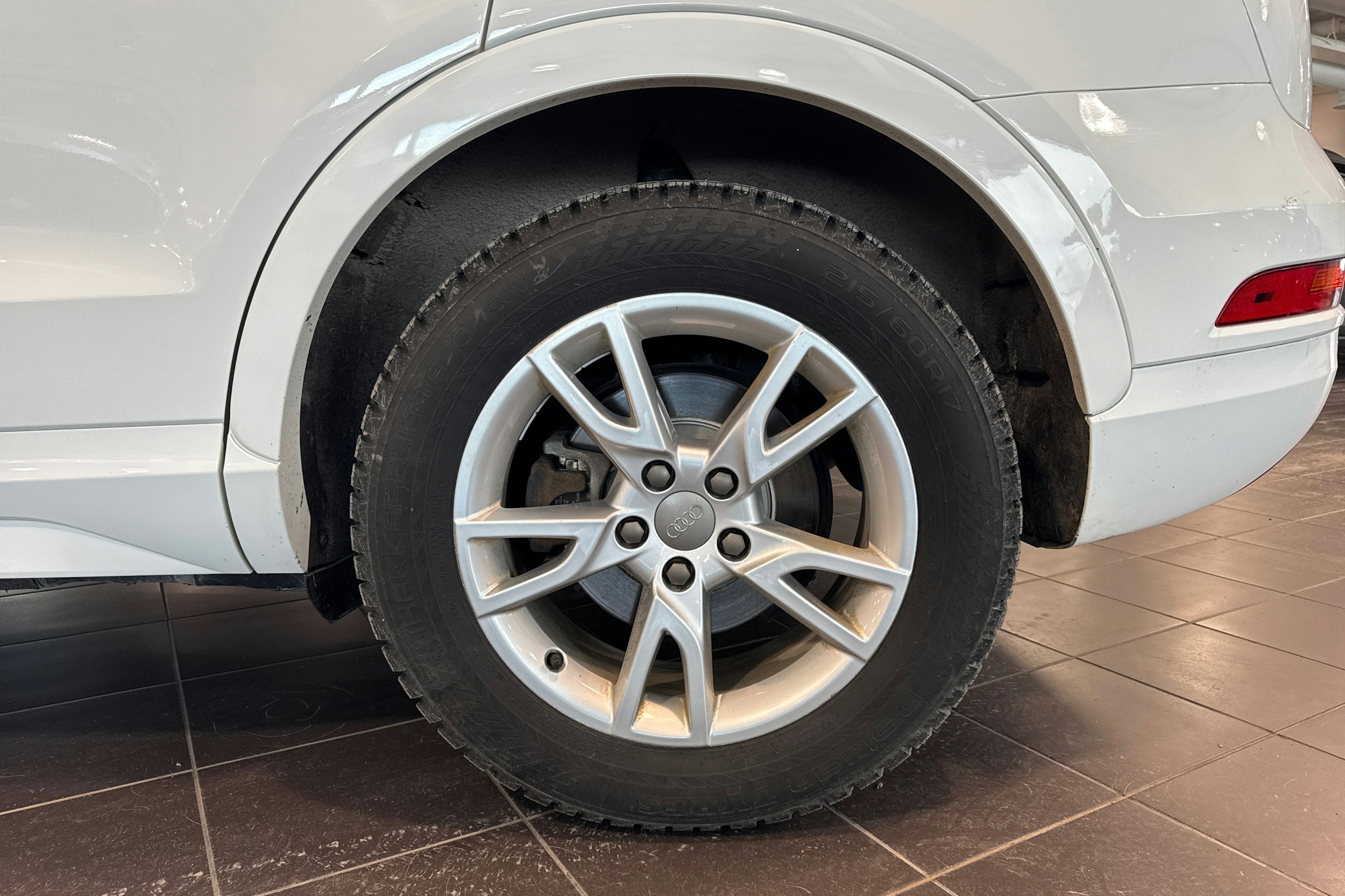 Valkoinen Audi Q3 2018 kuva 13.