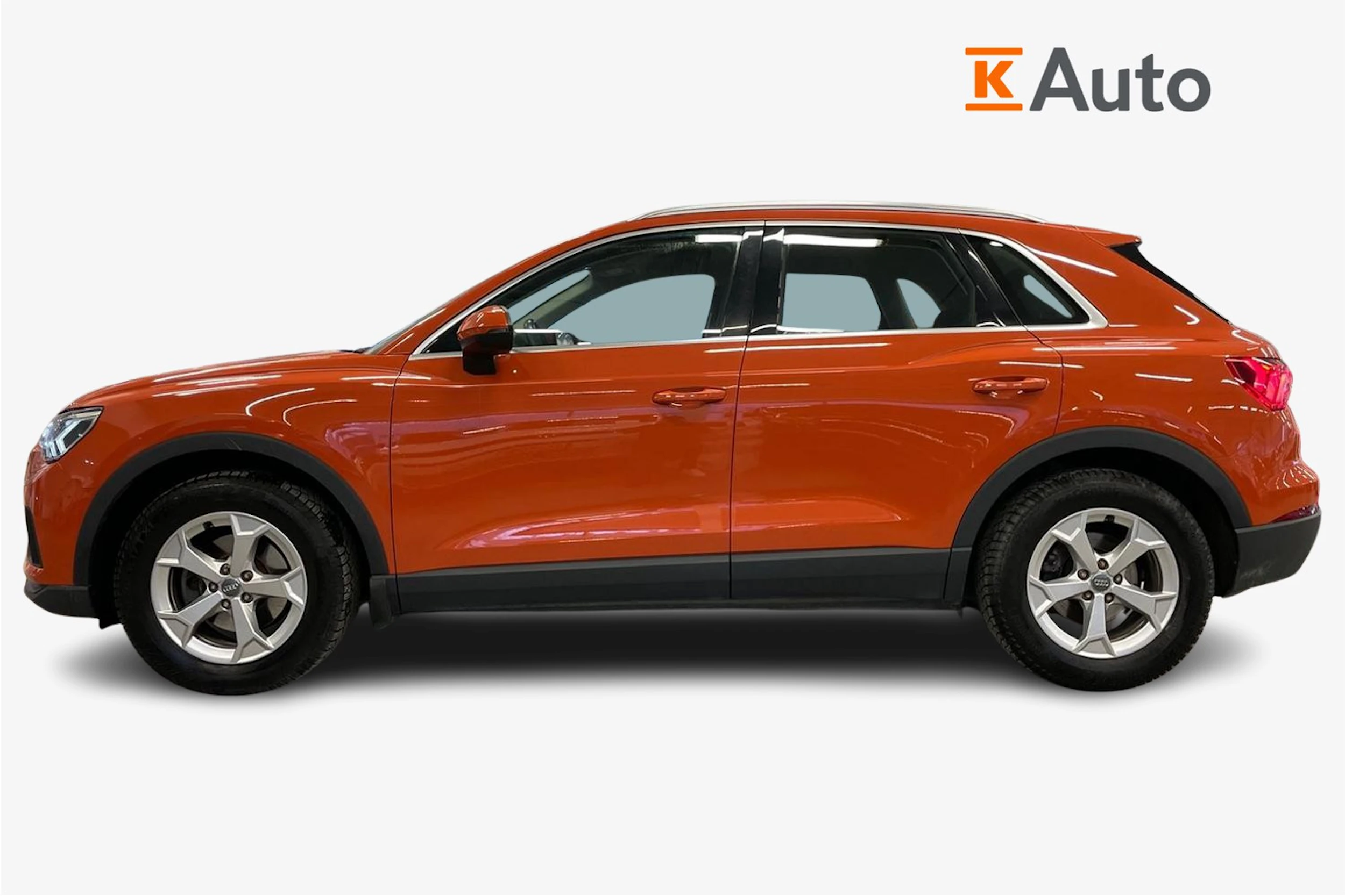 oranssi Audi Q3 2019 kuva 5.