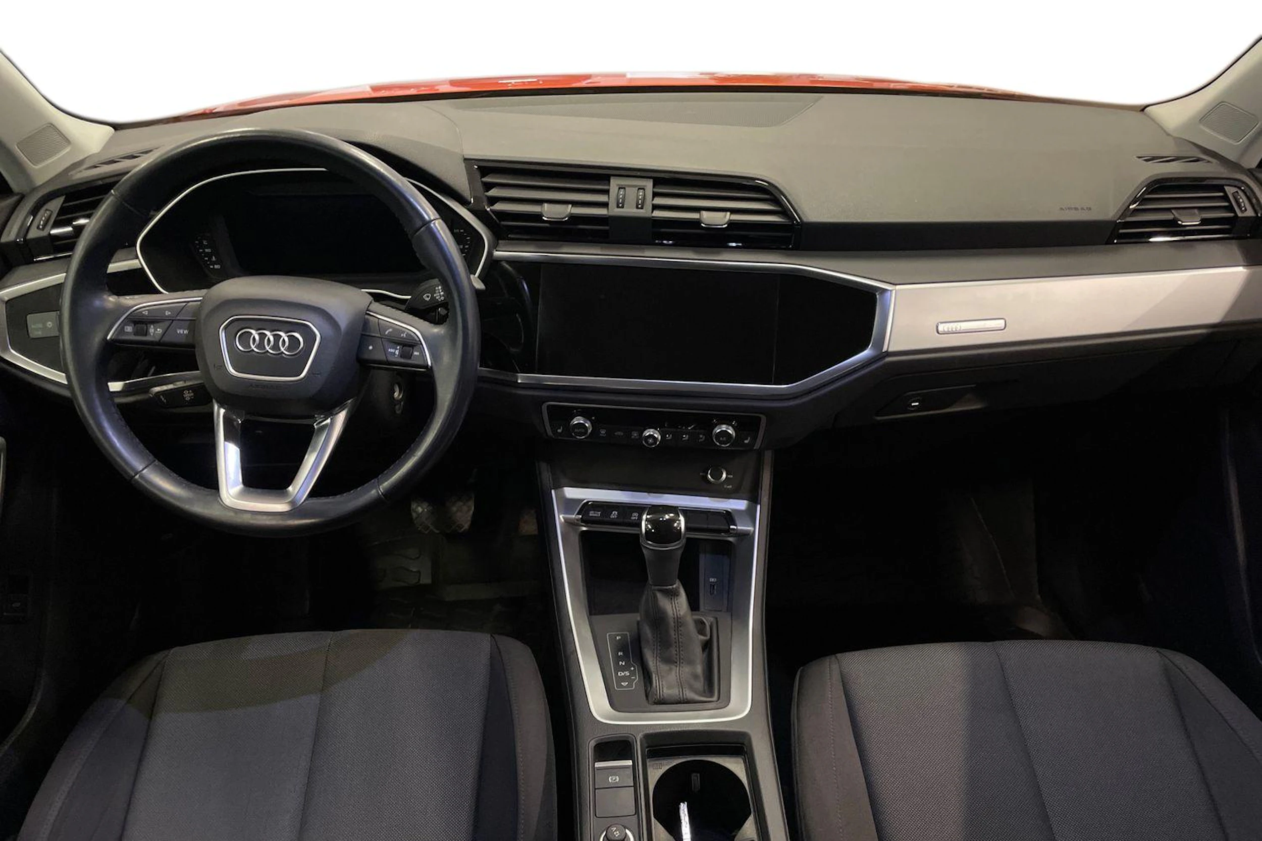 oranssi Audi Q3 2019 kuva 7.