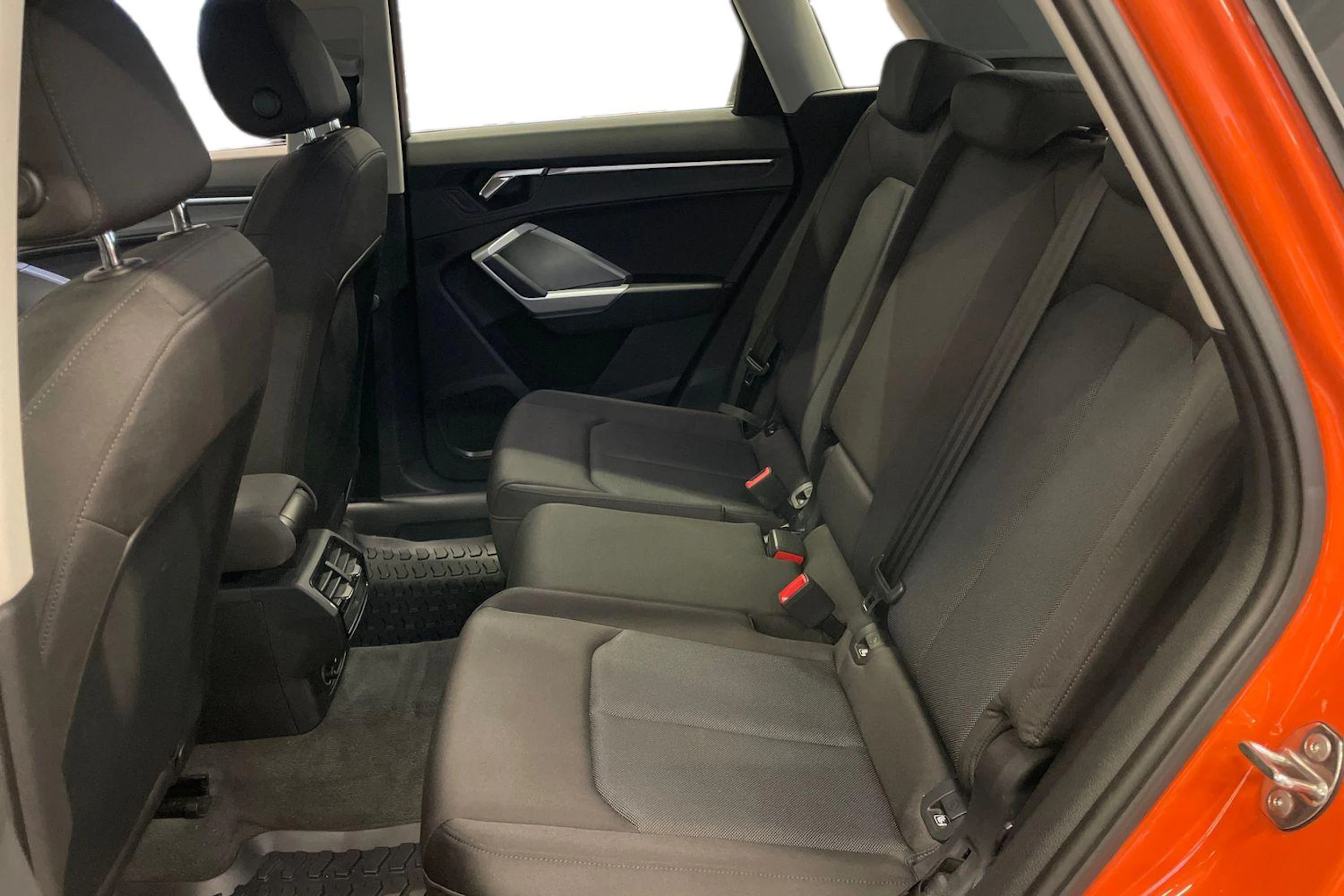oranssi Audi Q3 2019 kuva 8.