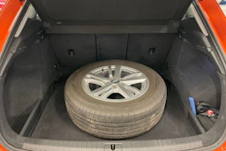 oranssi Audi Q3 2019 kuva 13.