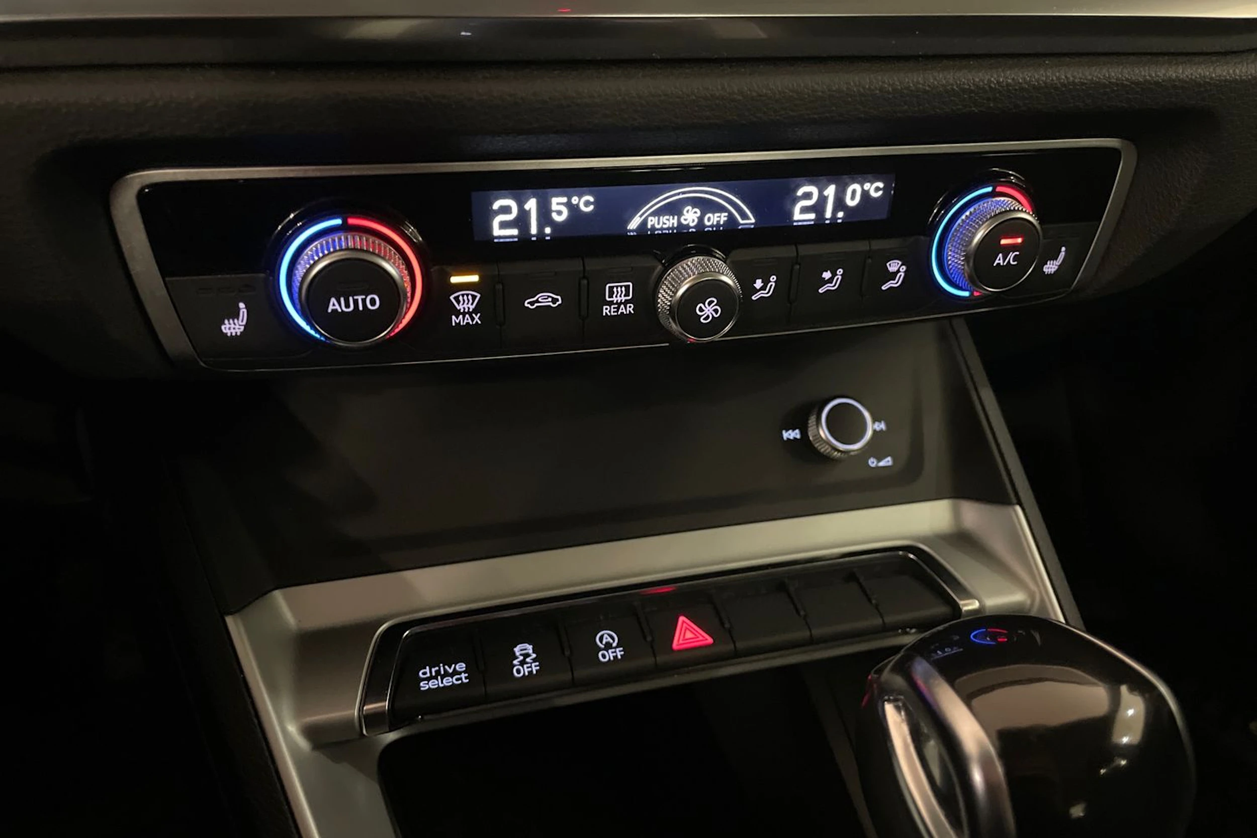 oranssi Audi Q3 2019 kuva 14.