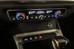 oranssi Audi Q3 2019 kuva 14.