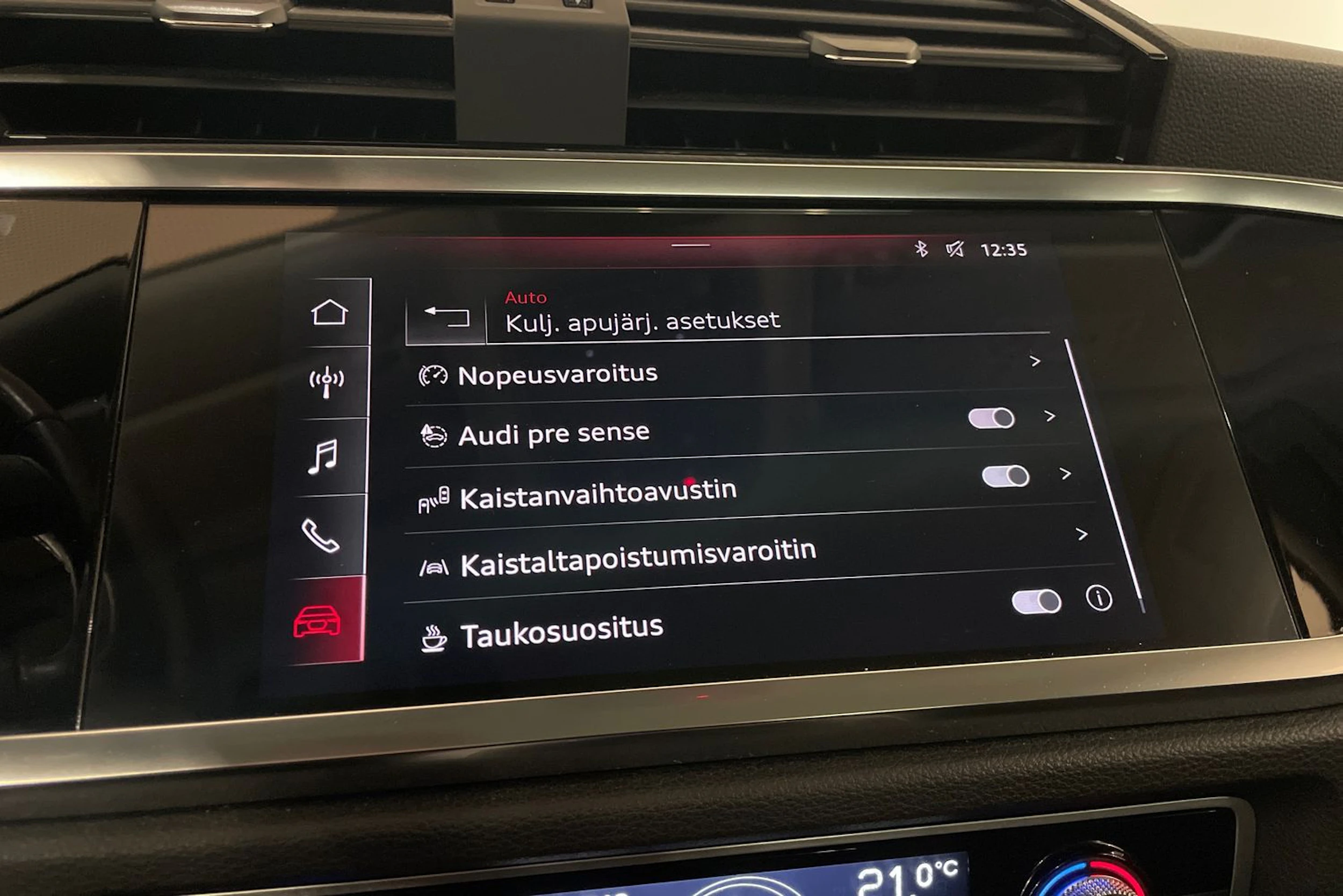 oranssi Audi Q3 2019 kuva 17.