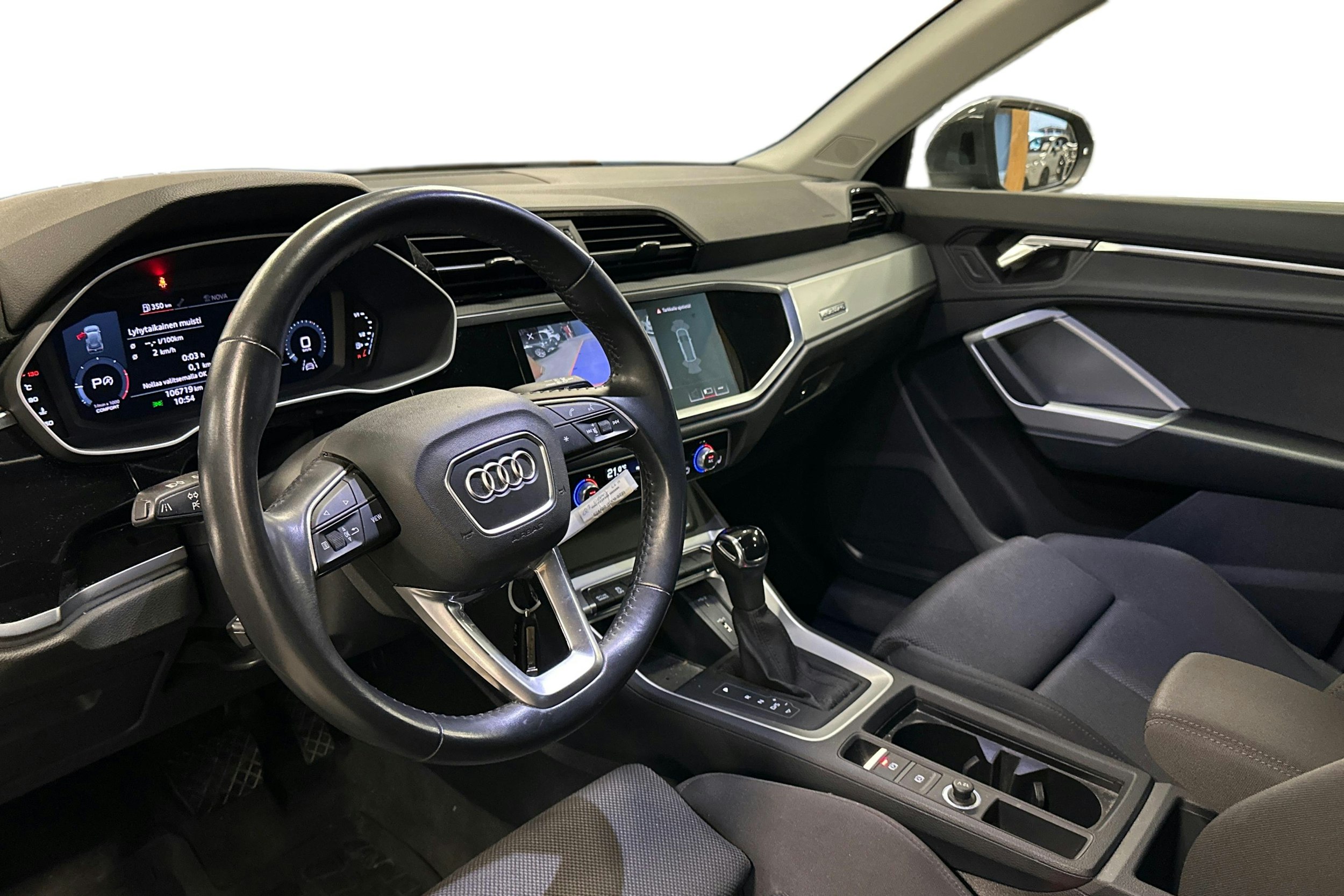 Harmaa Audi Q3 2019 kuva 3.