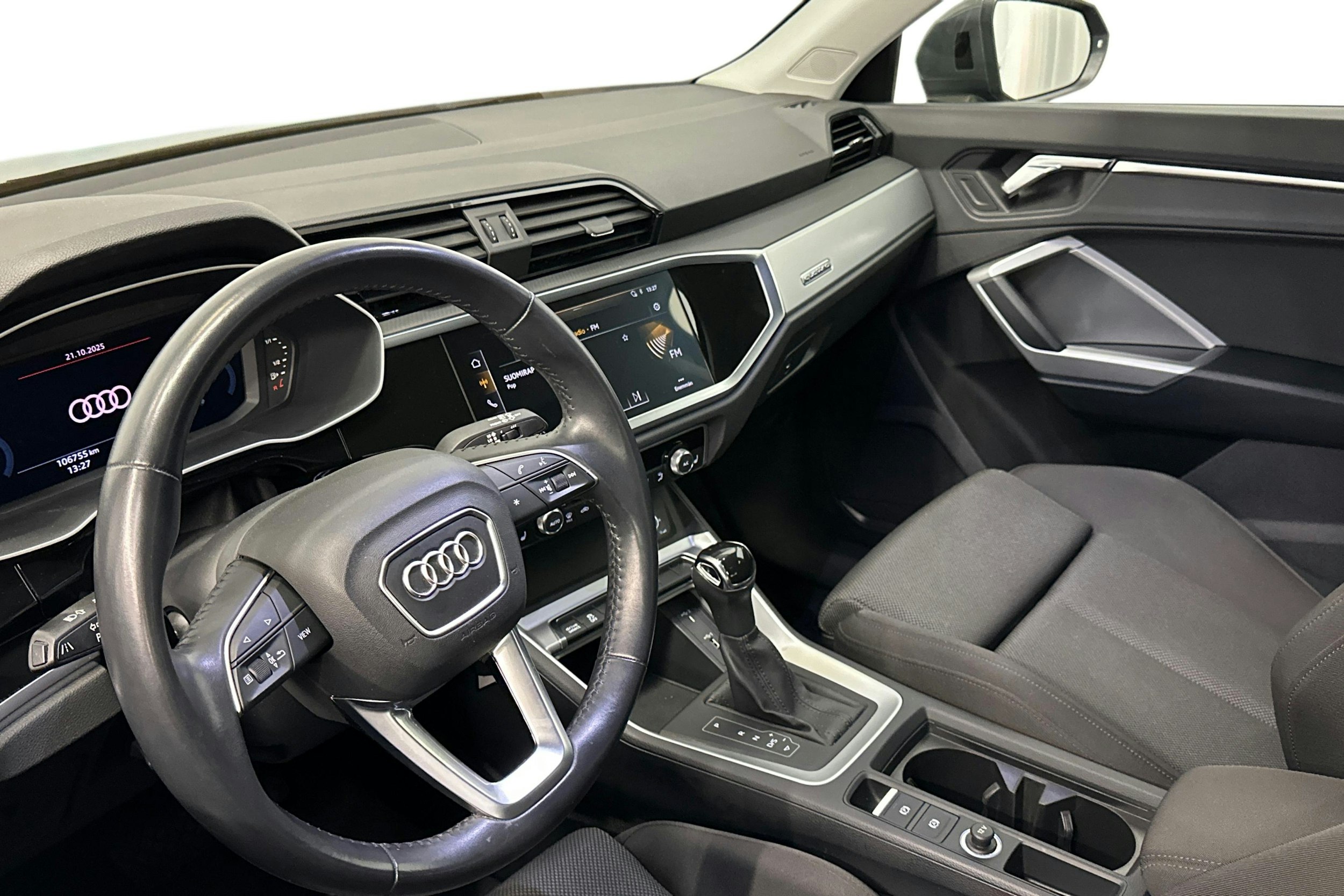Harmaa Audi Q3 2019 kuva 7.