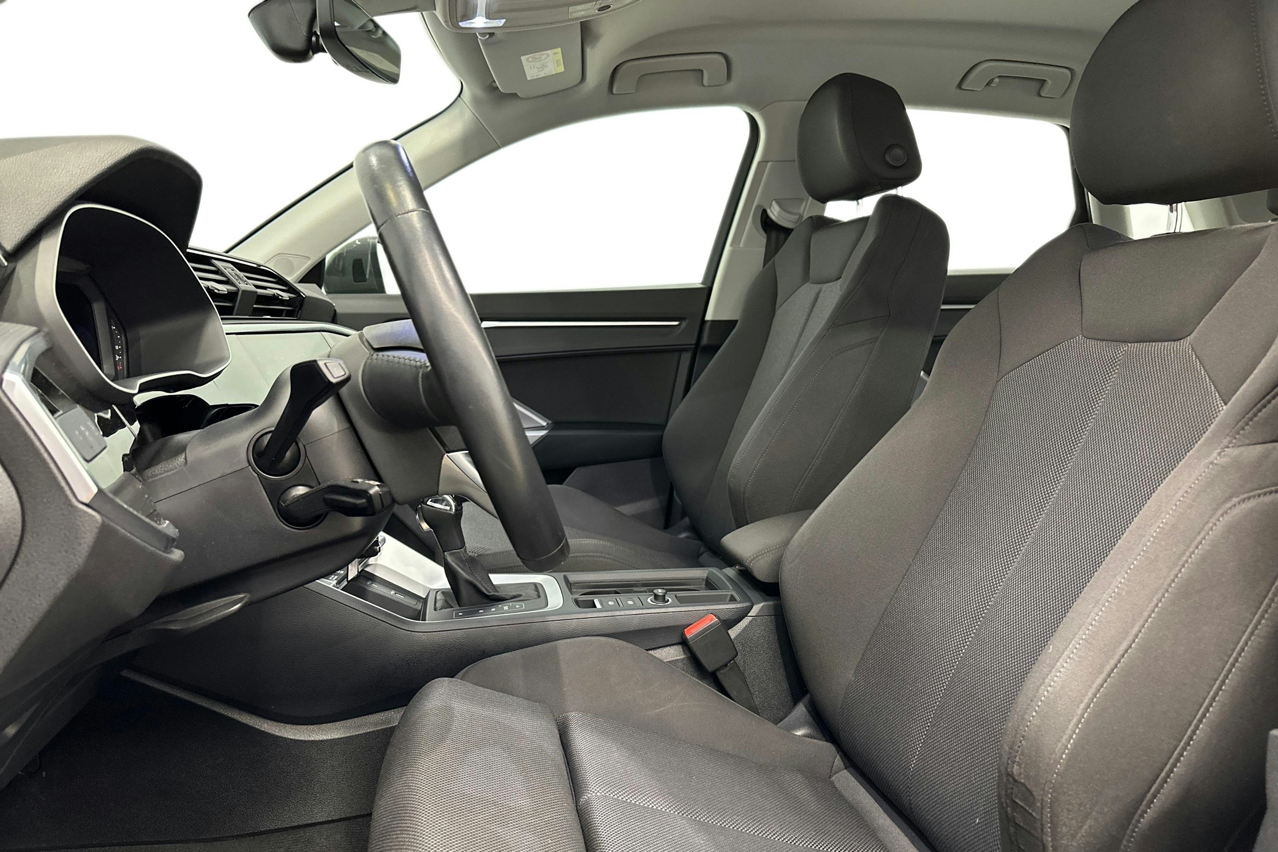 Harmaa Audi Q3 2019 kuva 10.