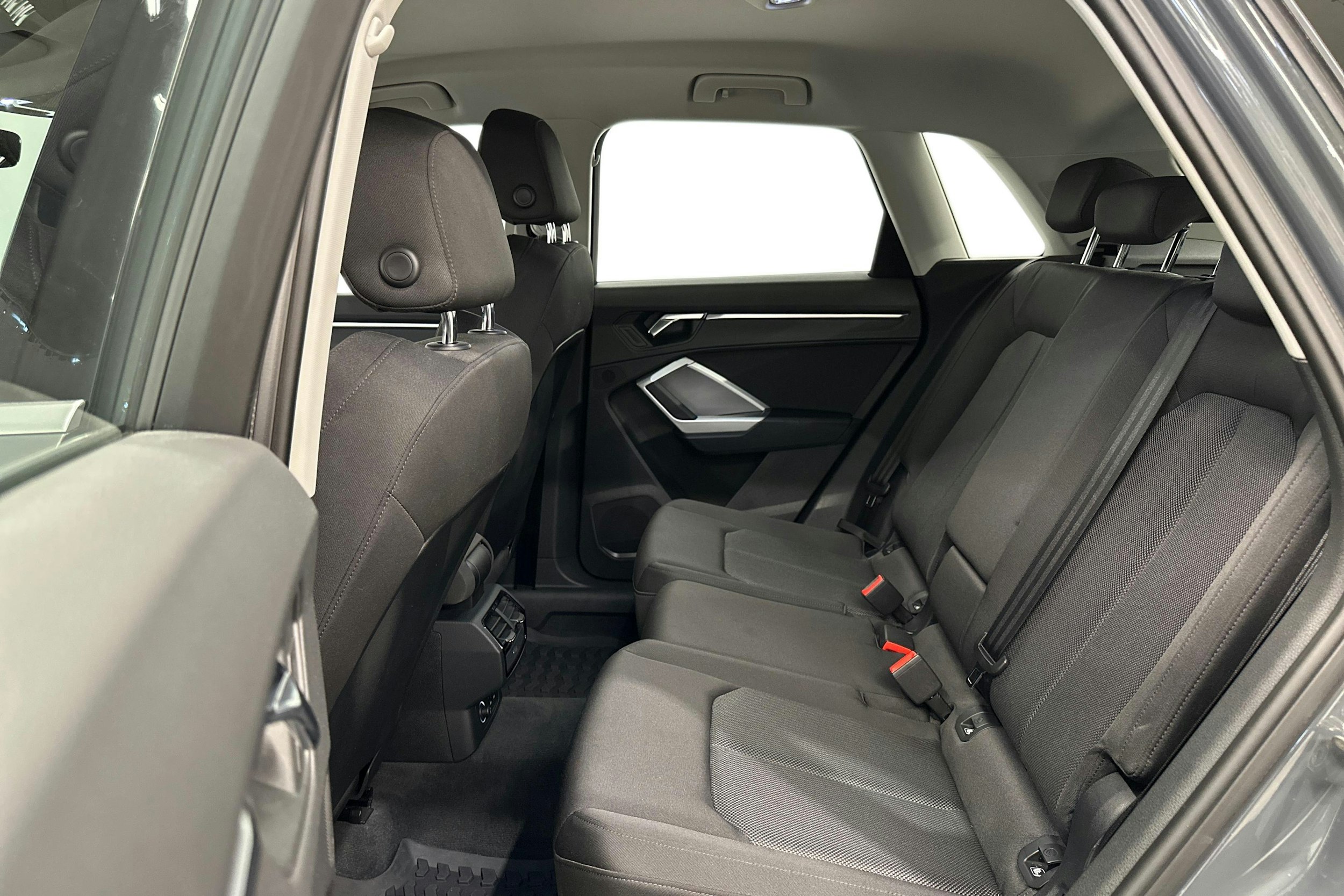 Harmaa Audi Q3 2019 kuva 11.